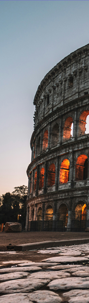 Secteur Culture : Le Colisée de Rome éclairé au coucher du soleil vu de côté.