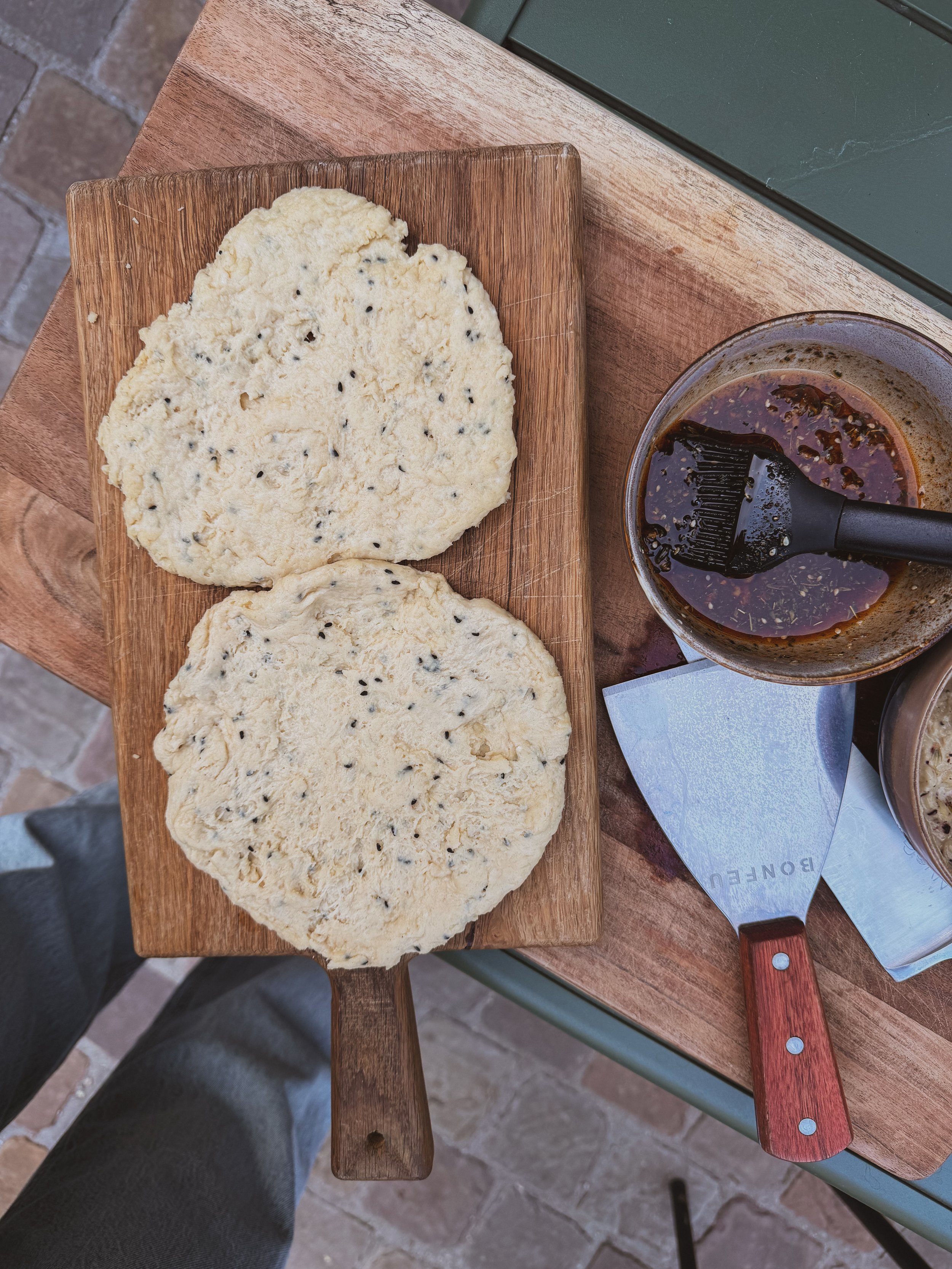 Naanbrood met za’atar olie in de skillet 