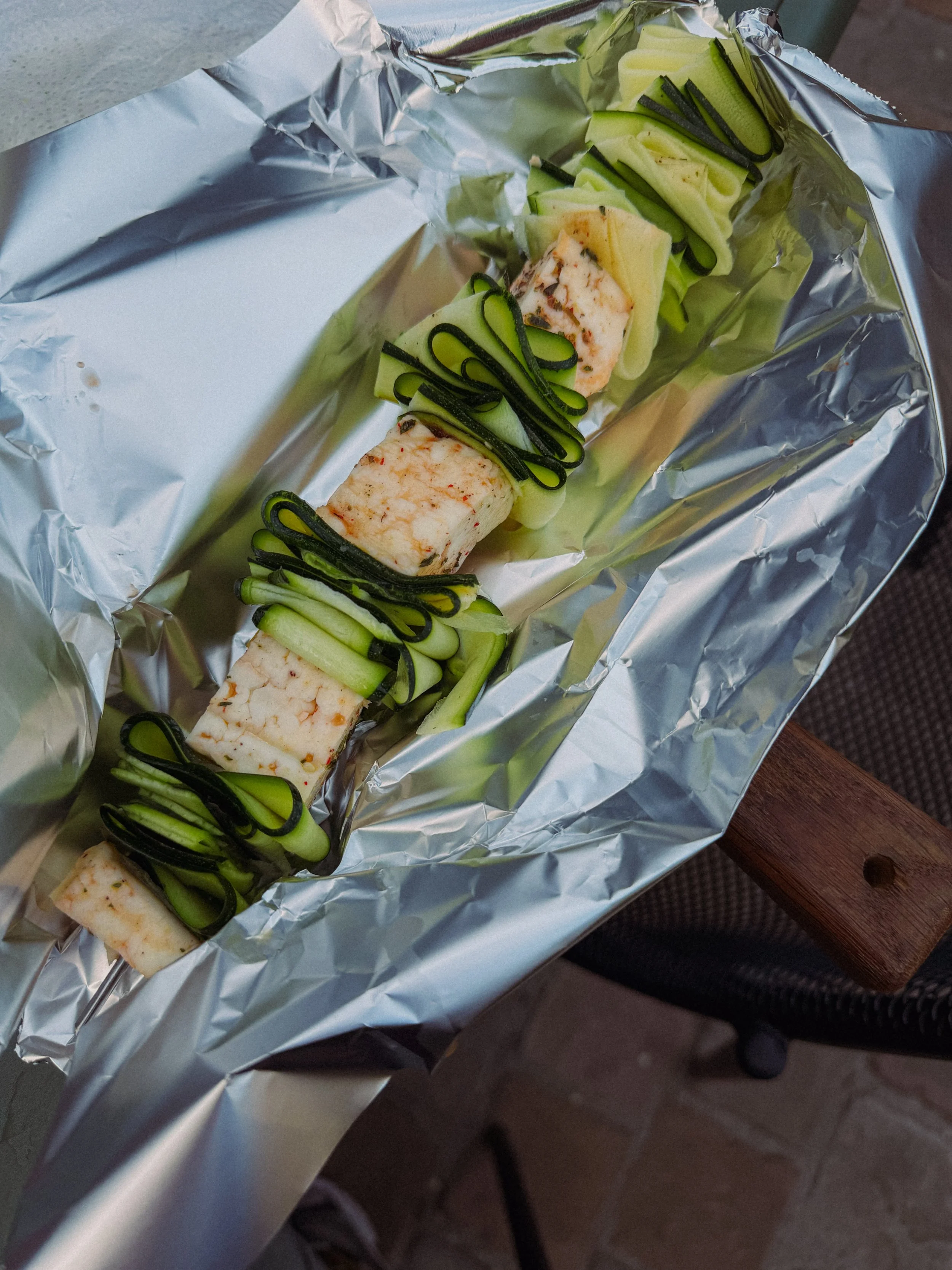 Halloumi courgette spiesjes met honing-harissadressing en limoen