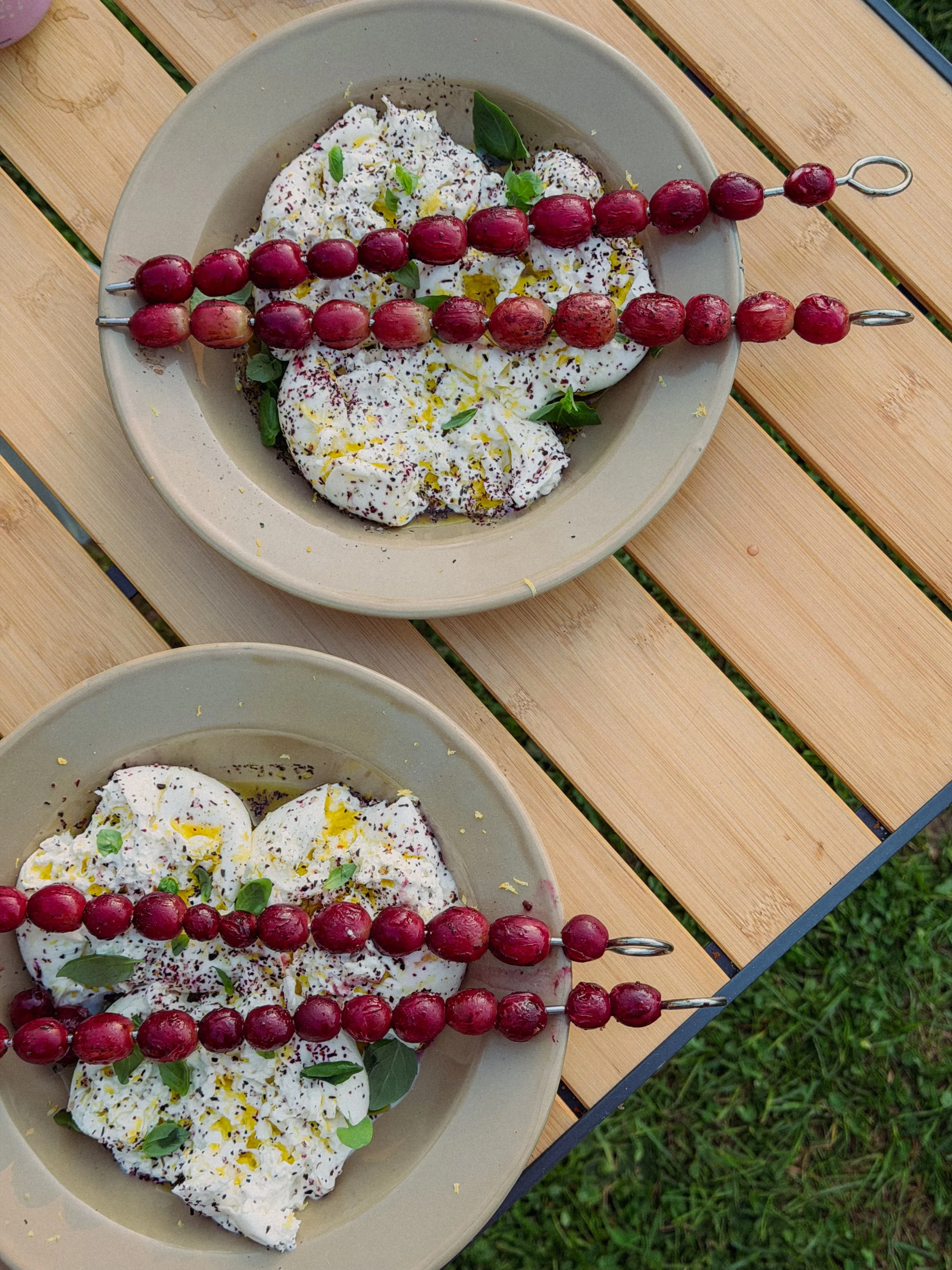 Geroosterde druiven met burrata, munt en basilicum 
