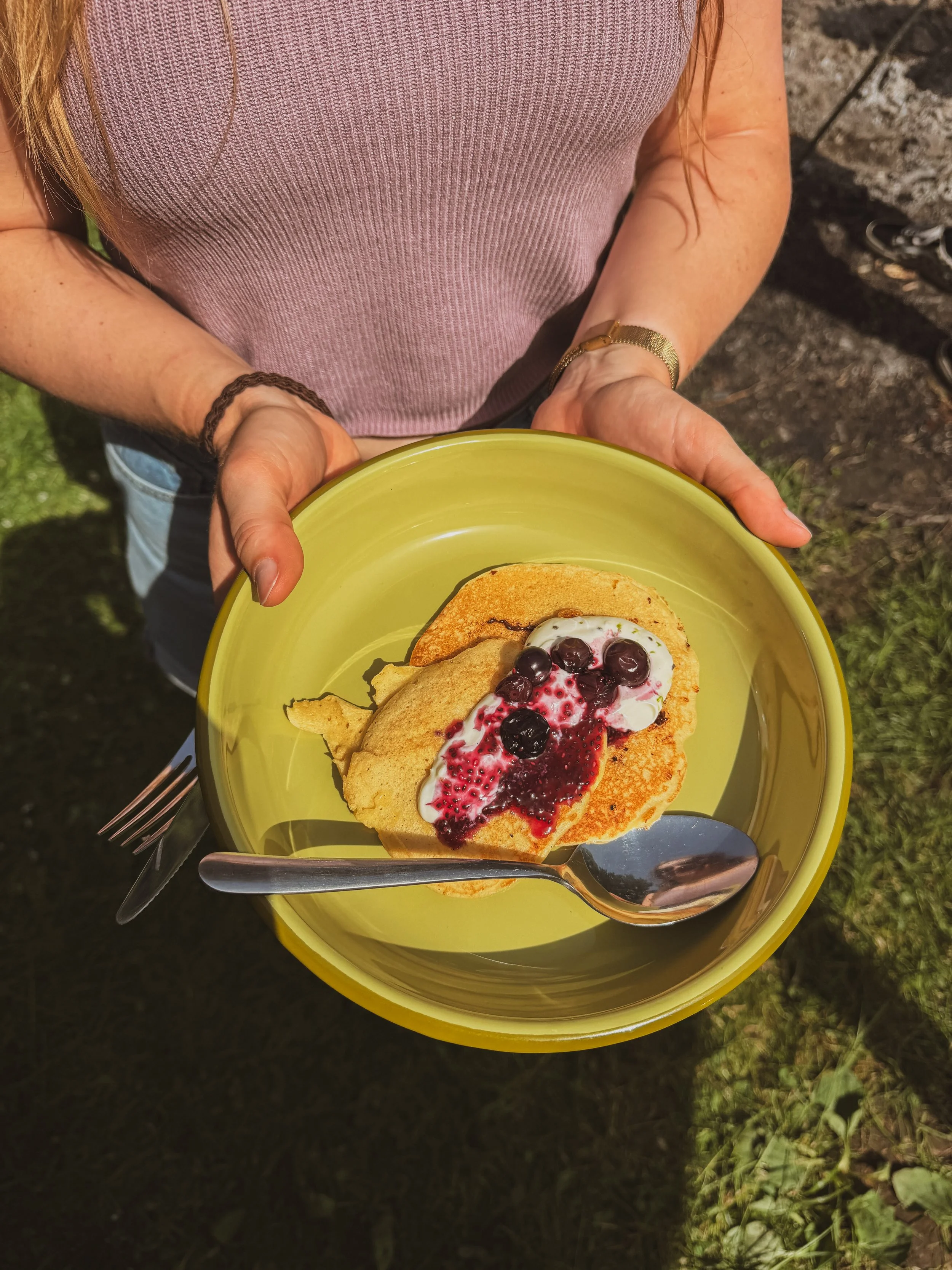 Cottage cheese pannenkoeken à la plancha met yoghurt en blauwe bessensaus