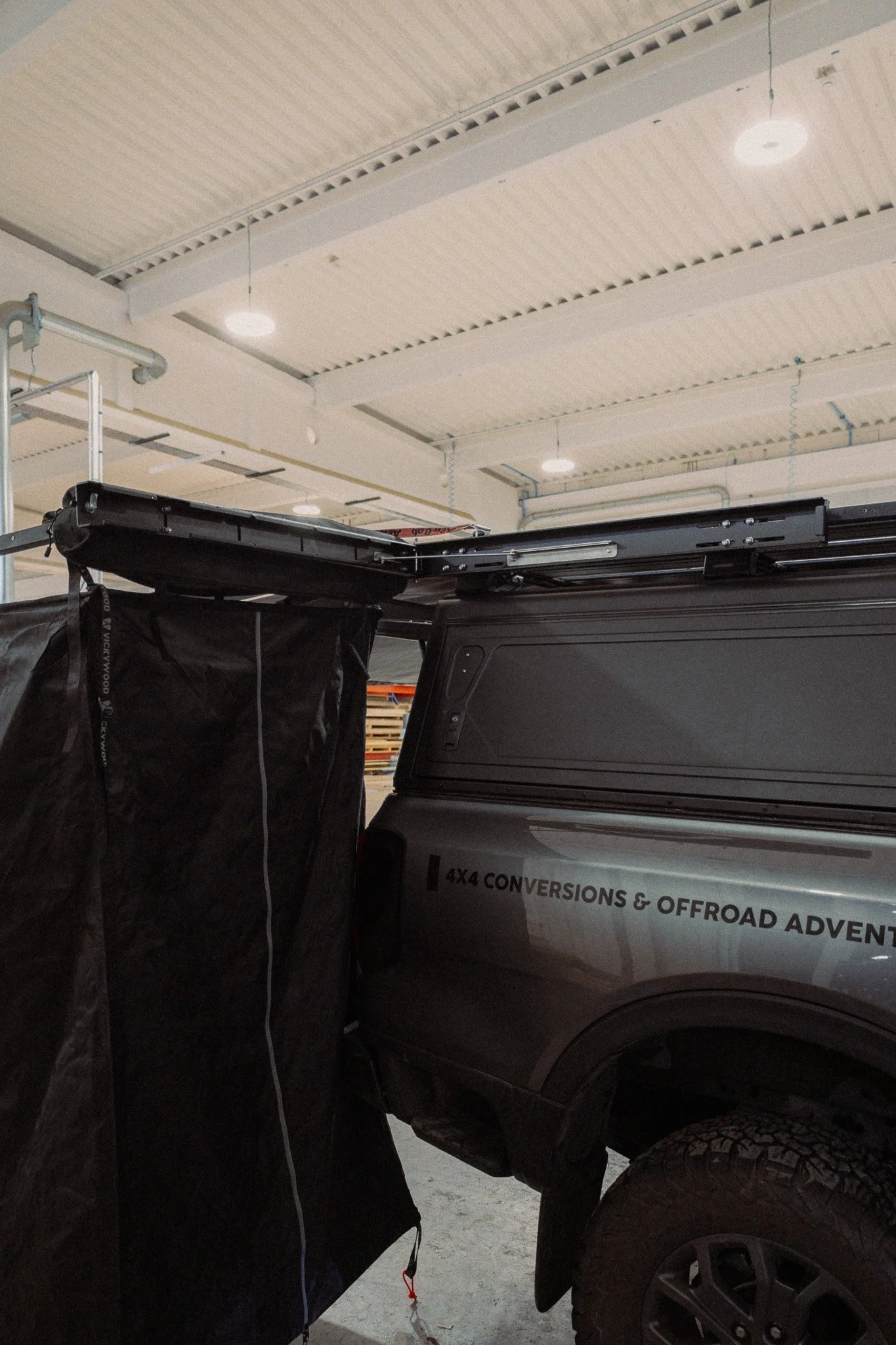 Draagarm montage van douchetent aan dakrek