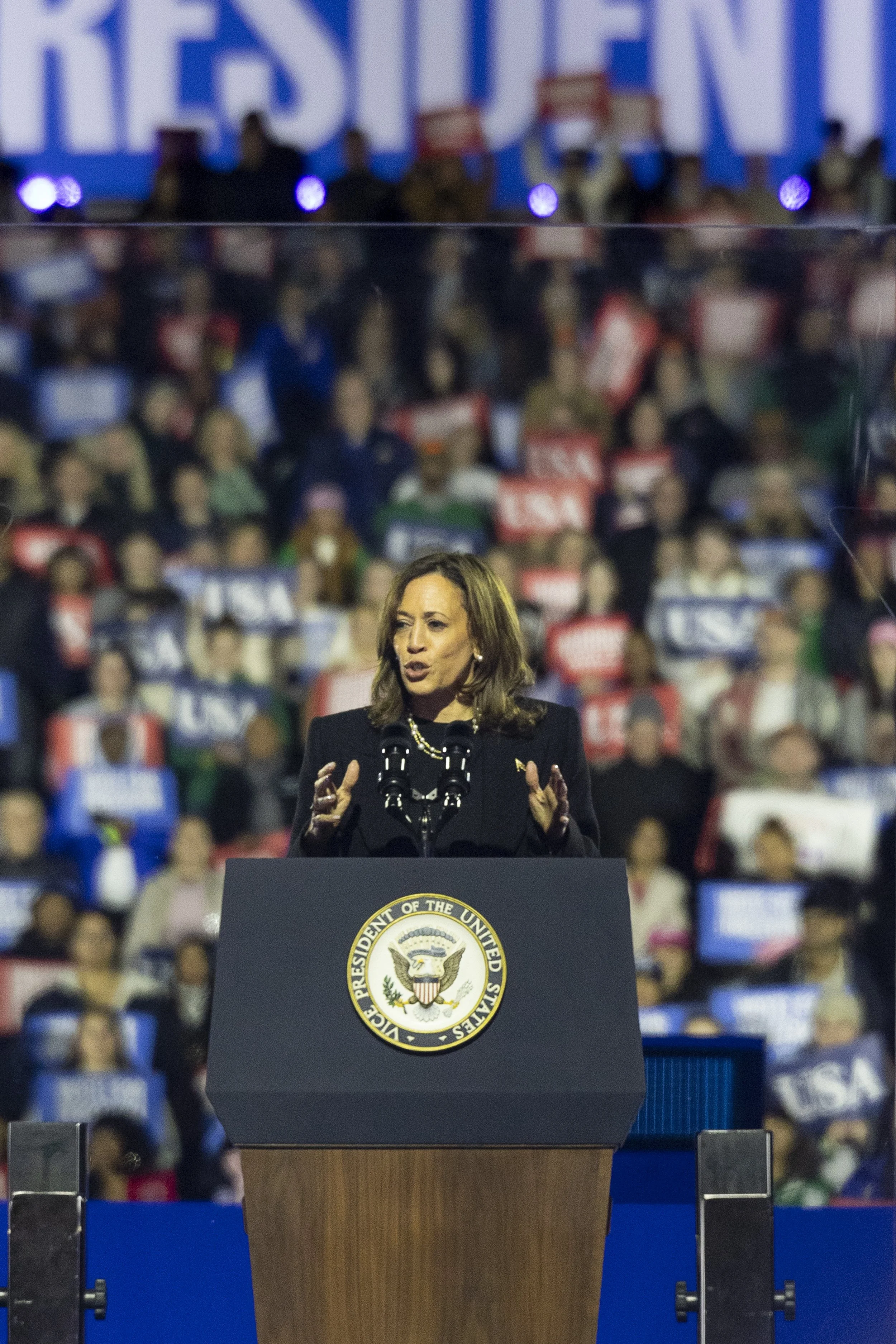 CRANDALL_JAKE_NEWS_KAMALA_HARRIS_FINAL_RALLY-5.jpg
