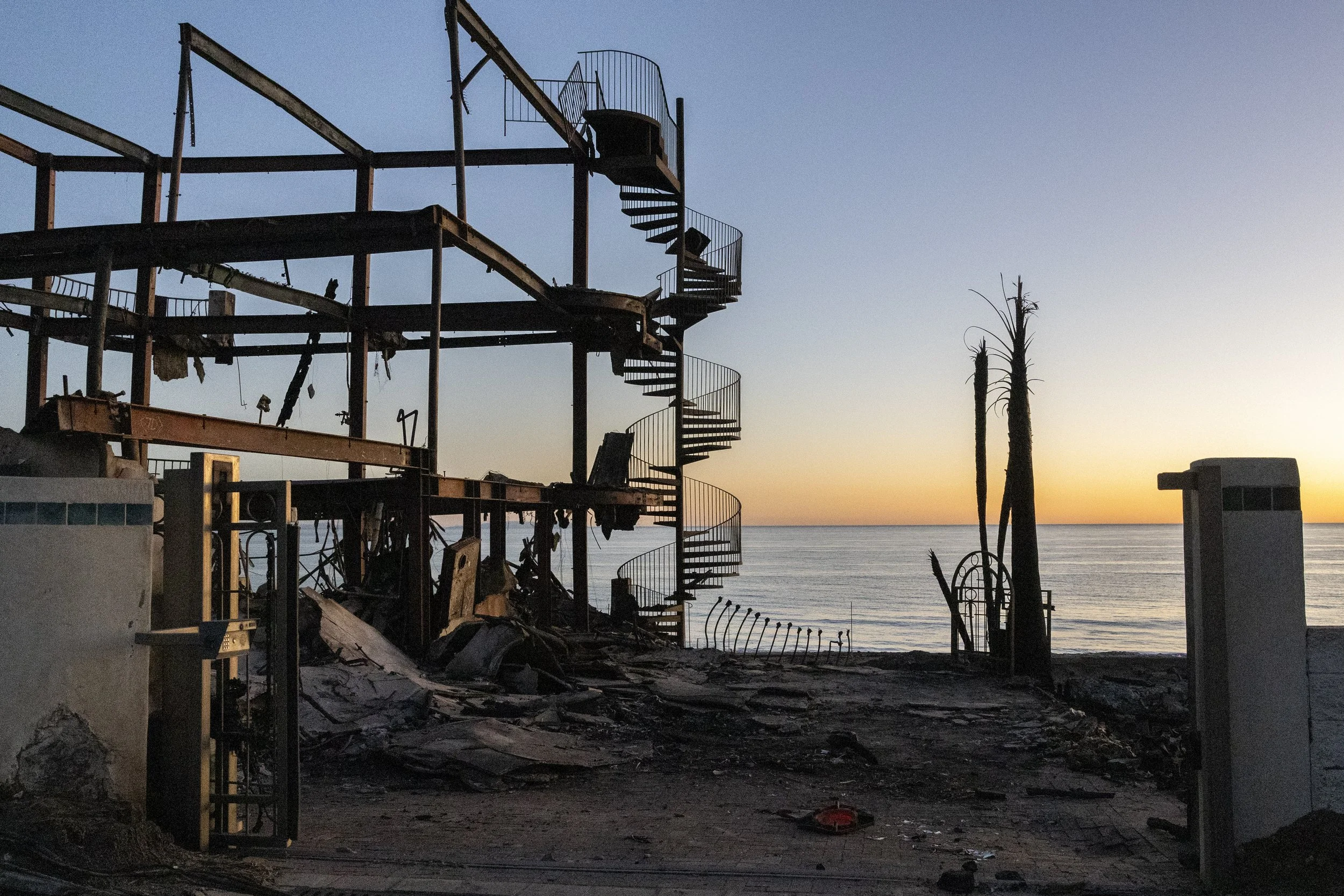 Crandall_Jake_Palisades_Fire_aftermath_1.14.15-6.jpg