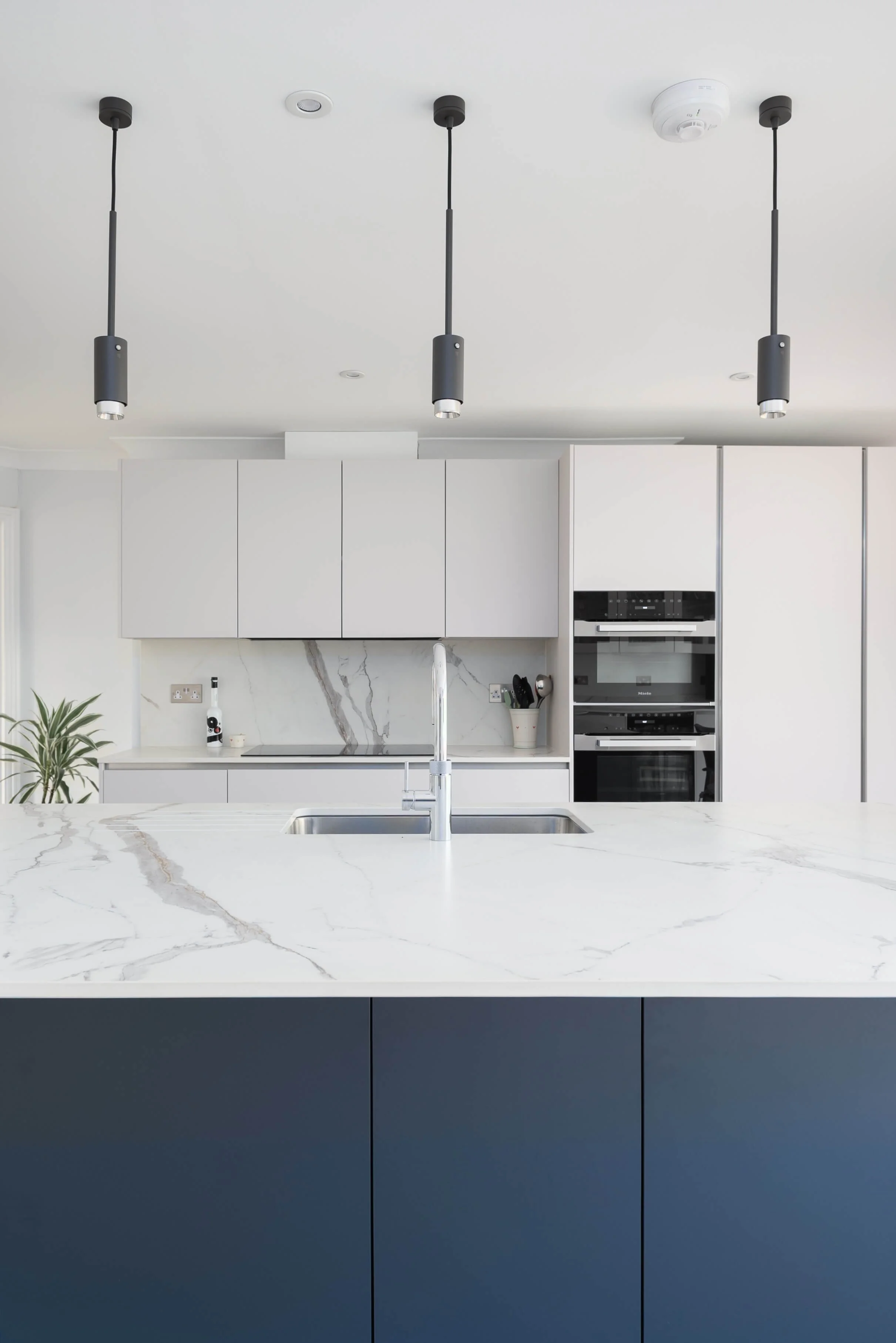 Blue & Taupe Handleless Kitchen in Buckinghamshire 