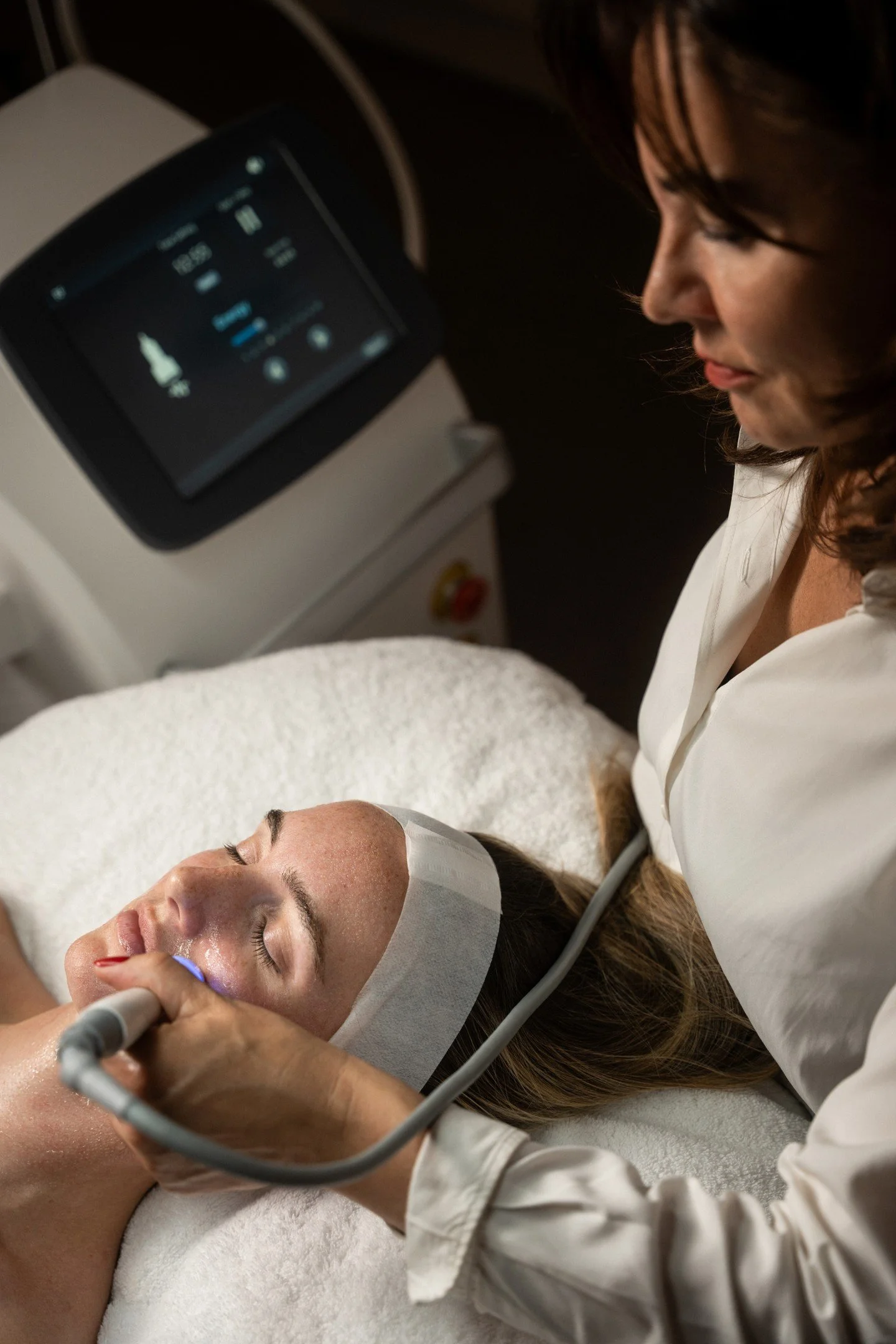 Your 40’s can bring changes to your skin that feel impossible to ignore. Sagging, fine lines, puffiness, loss of radiance, and dehydration are all common, and collagen production naturally slows down. 
Targeted, non-invasive treatments like ra