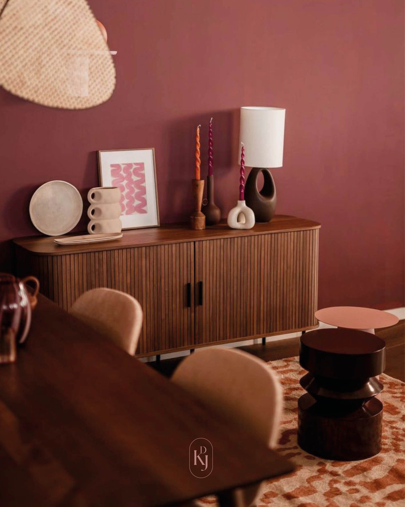 It's a vibe ✨ De diepe, moody tint van burgundy &ndash; dat rijke donkerrood met een subtiele paarse ondertoon &ndash; maakt een indrukwekkende comeback in het interieur! Deze kleur straalt elegantie, warmte &eacute;n mysterie uit en is perfect voor 