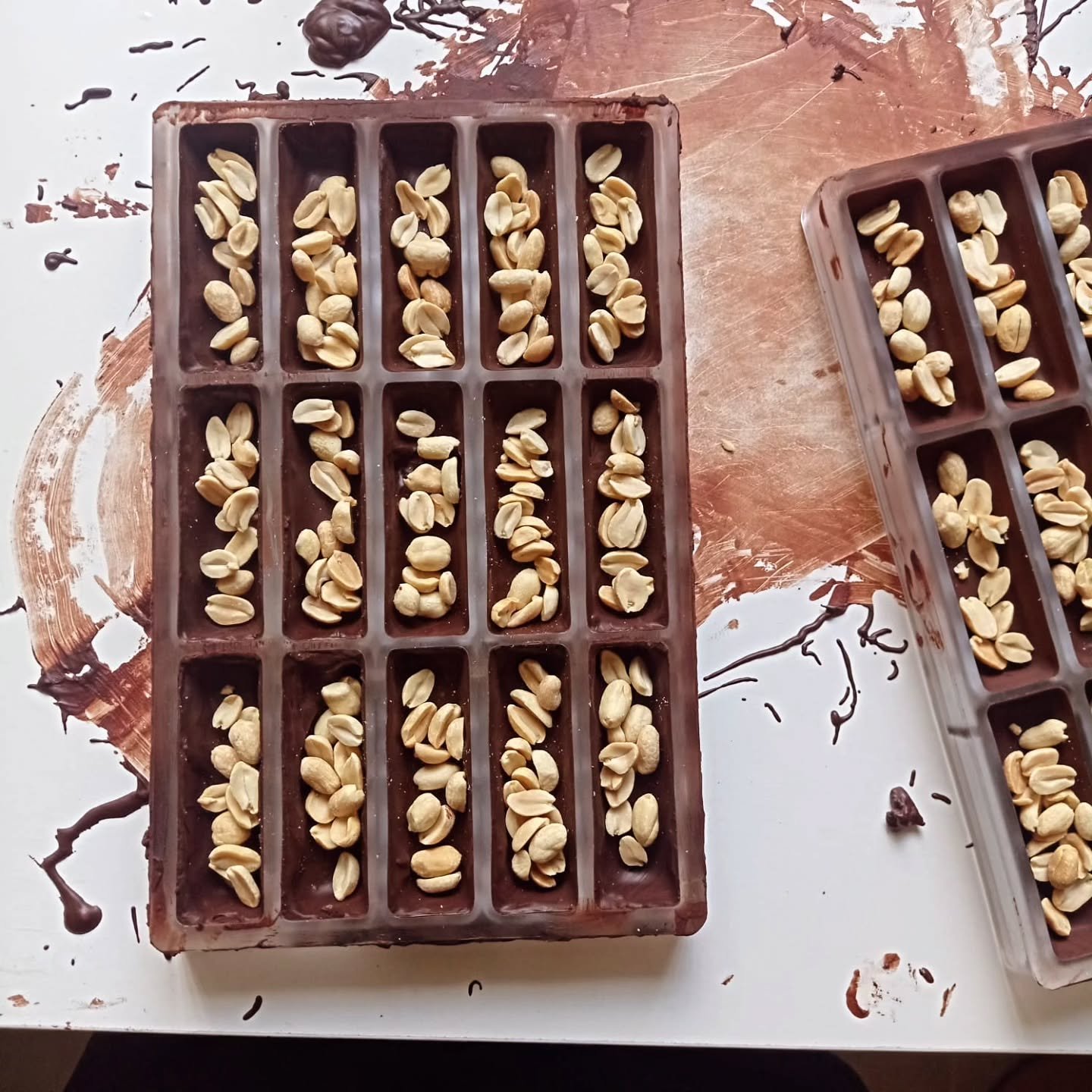 Chocolilas s'ouvre &agrave; la p&acirc;tisserie ! 🍫🍪

Nous sommes ravis de vous pr&eacute;senter en avant-premi&egrave;re les coulisses de la fabrication de nos prochaines barres au chocolat, caramel, nougat et cacahu&egrave;tes, disponibles tr&egr