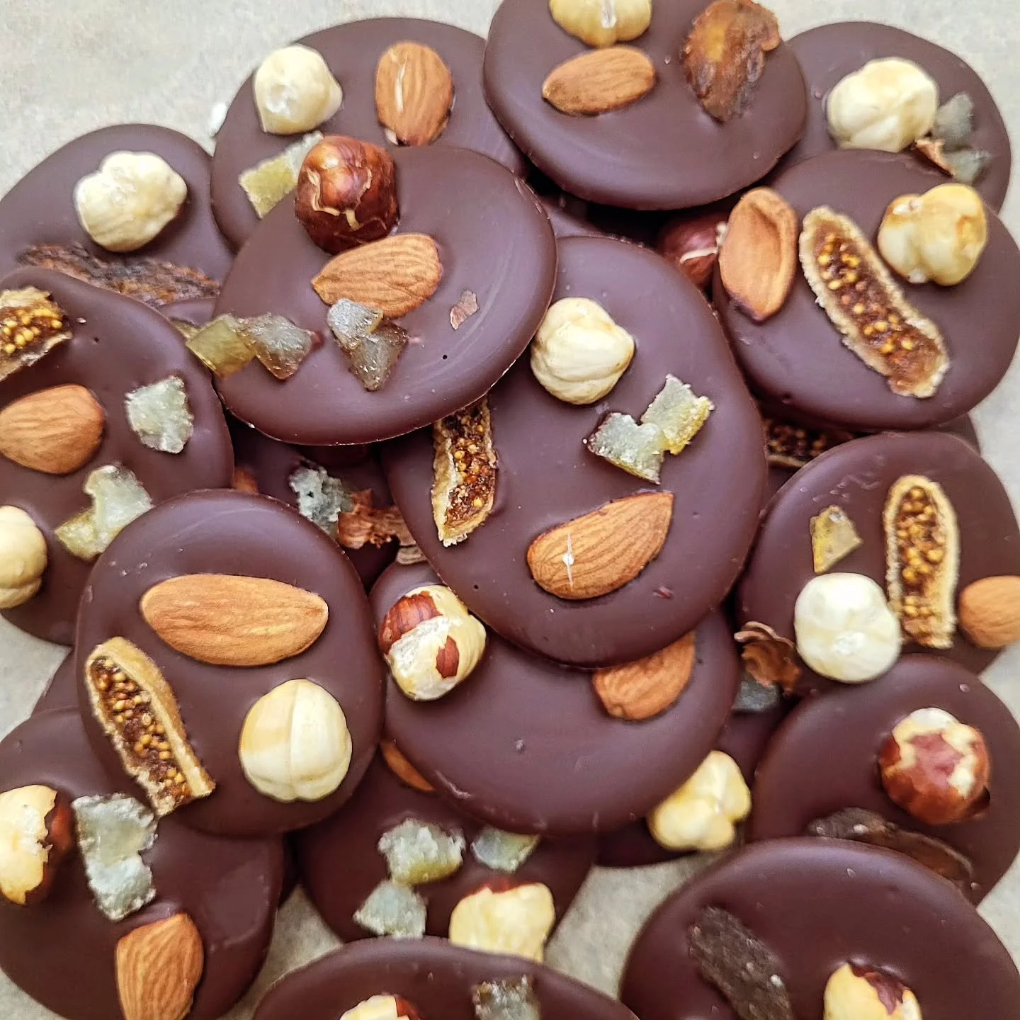 🎅✨ No&euml;l gourmand en approche ! 

D&eacute;couvrez nos mendiants stars, pr&eacute;par&eacute;s avec amour&hellip;
Au c&oelig;ur, un chocolat Criollo du P&eacute;rou &agrave; 75%, ou notre tout nouveau chocolat fabriqu&eacute; &agrave; partir de 