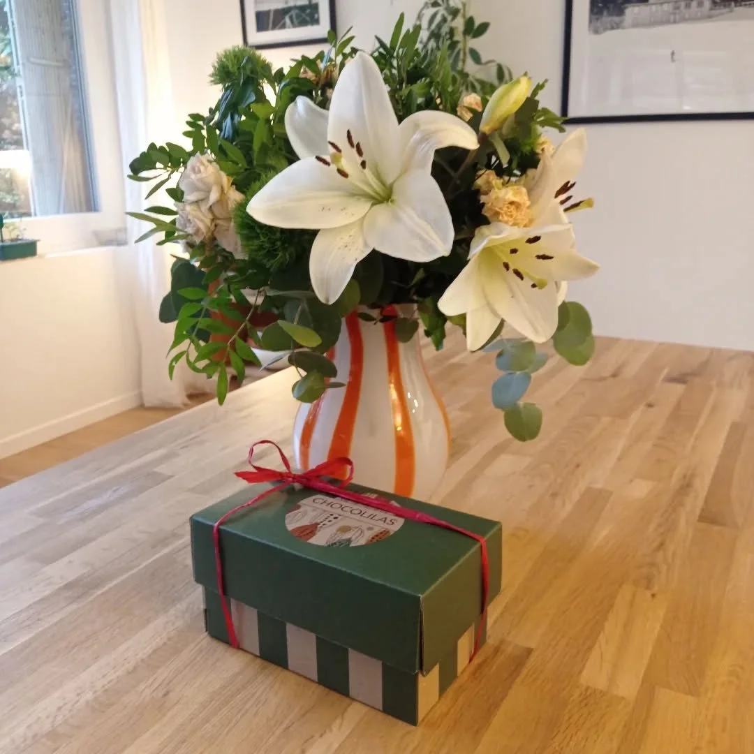 Nous avons re&ccedil;u nos coffrets de No&euml;l !🎄
&Agrave; l'int&eacute;rieur, 3 d&eacute;clinaisons de nos productions artisanales :
- un coffret de 6 tablettes
- un coffret de 10 barres
- un coffret coffret mixte tablettes, barres et p&acirc;te 