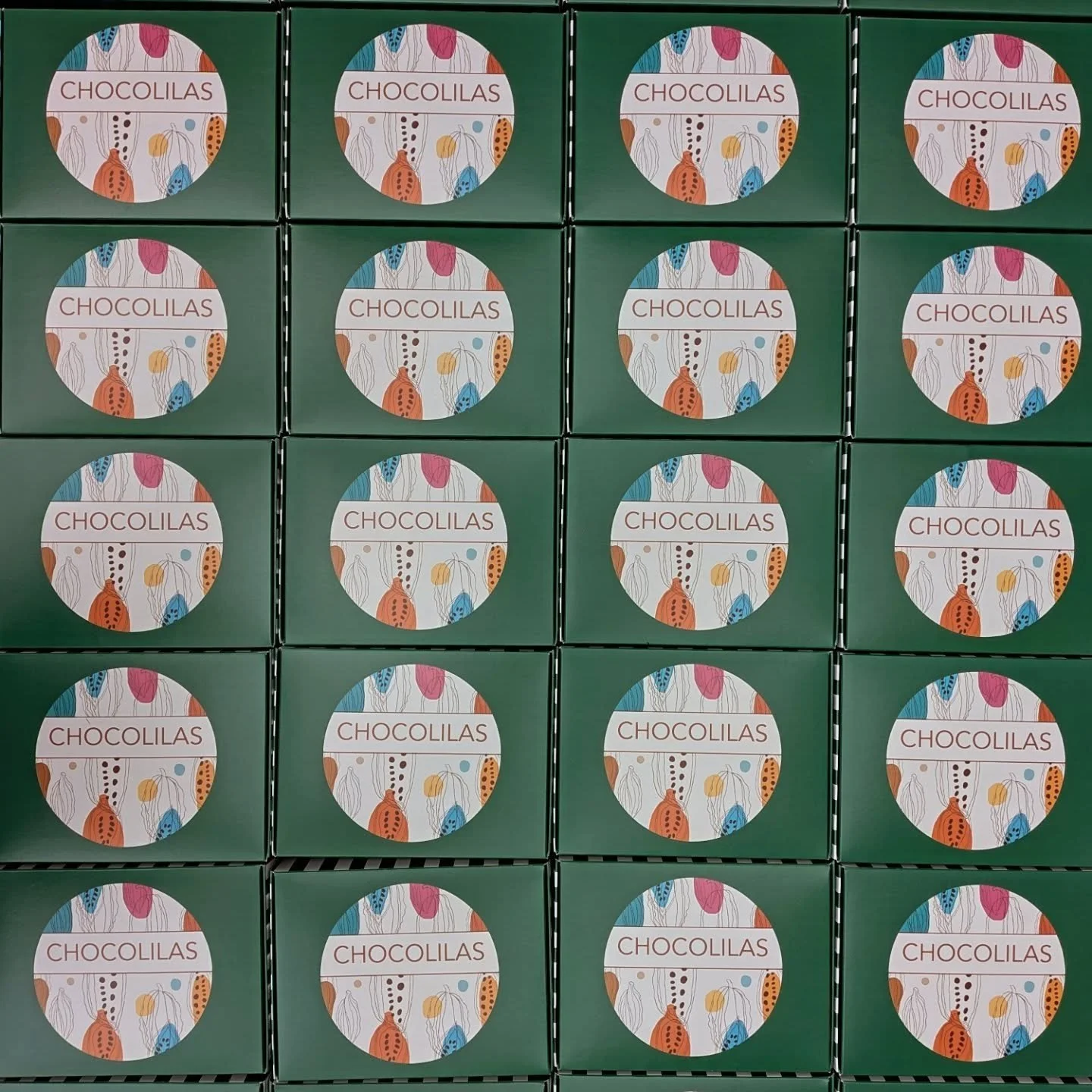 🎄 No&euml;l approche&hellip; et &ccedil;a se voit dans l&rsquo;atelier !

Aujourd&rsquo;hui, 360 coffrets de No&euml;l ont quitt&eacute; Chocolilas, remplis d&rsquo;un assortiment &agrave; base de cacao non torr&eacute;fi&eacute;, tous fabriqu&eacut