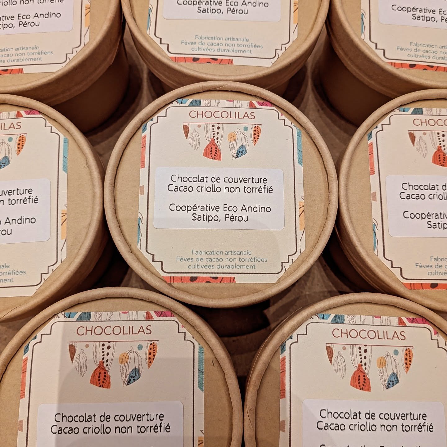 🍫 Petite commande sp&eacute;ciale aujourd&rsquo;hui ! 

La Chambre des M&eacute;tiers et de l&rsquo;Artisanat du 93 a choisi @lechocolilas pour fournir du chocolat noir 75%, issu de f&egrave;ves de cacao non torr&eacute;fi&eacute;es du P&eacute;rou,