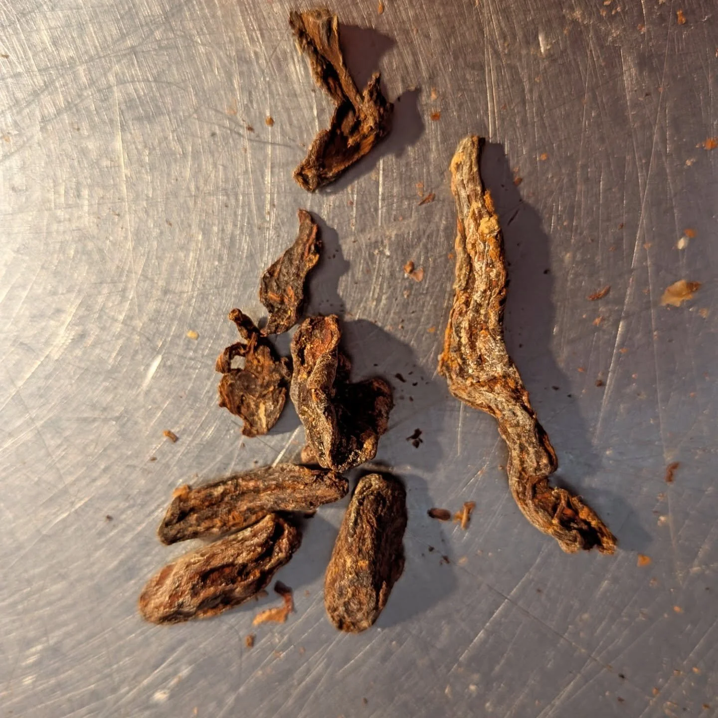 🔎 Quand on travaille le chocolat de la f&egrave;ve &agrave; la tablette, tout commence par une &eacute;tape essentielle : le tri manuel !

&Agrave; l&rsquo;ouverture des sacs, j'ai trouv&eacute; un peu de tout :
🌿 bouts de bois, comme sur la photo 