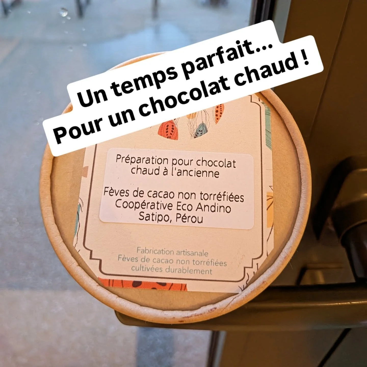 Quand le temps fait n&rsquo;importe quoi 🌧️ rien de plus r&eacute;confortant qu&rsquo;un bon chocolat chaud &agrave; l&rsquo;ancienne 🍫

&Eacute;pais naturellement gr&acirc;ce au beurre de cacao,
r&eacute;alis&eacute; avec une f&egrave;ve Criollo d