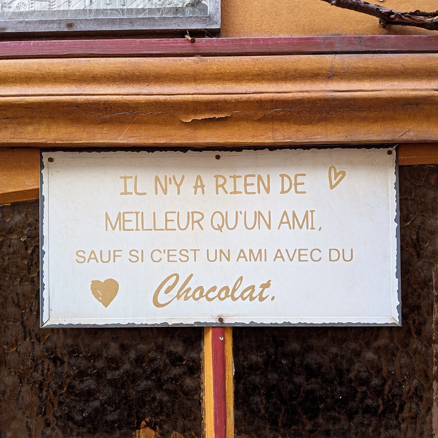 Pendant que Chocolilas et que tous les chocolatiers de France pr&eacute;pare P&acirc;ques 🐣🍫 &mdash; poules, poussins et bien s&ucirc;r des &oelig;ufs au chocolat pralin&eacute; en ce qui nous concerne &mdash; voici la pens&eacute;e du jour, vue su