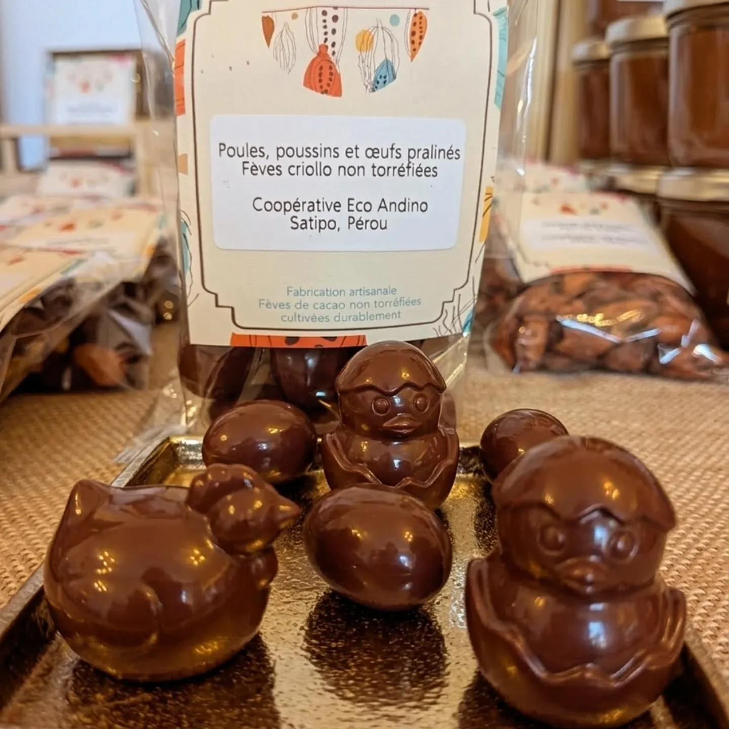 🐣 La saison de P&acirc;ques approche &agrave; grands pas ! 🍫

Le poulailler a repris vie avec de petites poules, des poussins qui sortent de leur coquille, et bien s&ucirc;r nos minis &oelig;ufs gourmands.

Le tout est r&eacute;alis&eacute; avec un