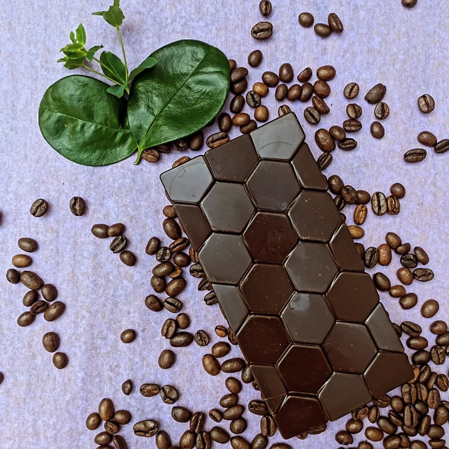 ☕🍫 La tablette au caf&eacute; est de retour !

Aucune f&egrave;ve de cacao ici : notre tablette &ldquo;La Cappuccino&rdquo; est une cr&eacute;ation &agrave; part.

Elle est r&eacute;alis&eacute;e avec :
&bull; du beurre de cacao Criollo du P&eacute;