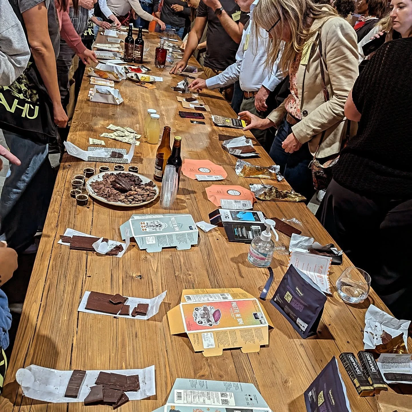 🍫 En pleine d&eacute;gustation au Salon du Chocolat Bean-to-Bar de Bordeaux !

De nombreux chocolatiers sont venus avec leurs meilleures tablettes pour faire d&eacute;couvrir leurs cr&eacute;ations aux professionnels du secteur.

Pour @lechocolilas,