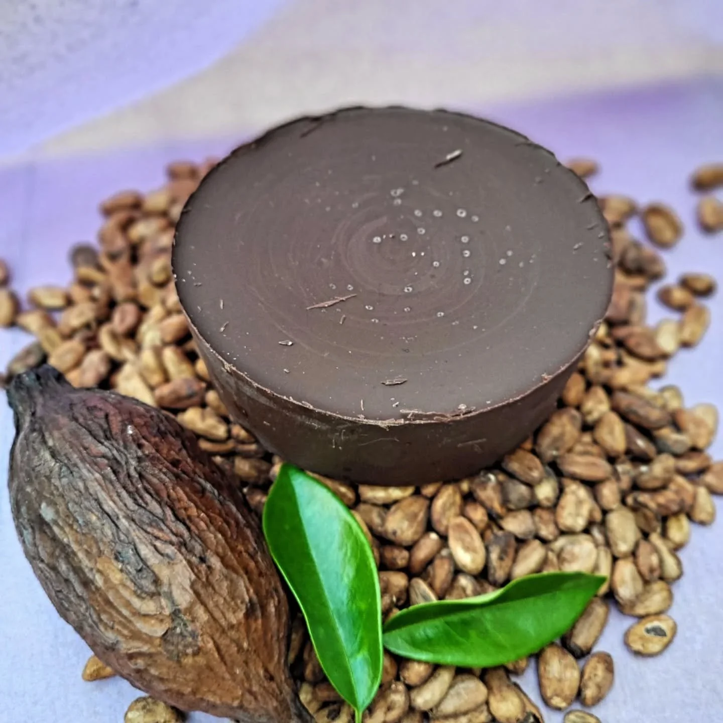 🍫 Nouvelle couverture disponible chez @lechocolilas !

Nous vous proposons d&eacute;sormais notre couverture noire Amatista 75 % de cacao, issue de la plantation Tortuga, &agrave; Talamanca, au Costa Rica, en conditionnement de 1 kg.

Ce cacao est l