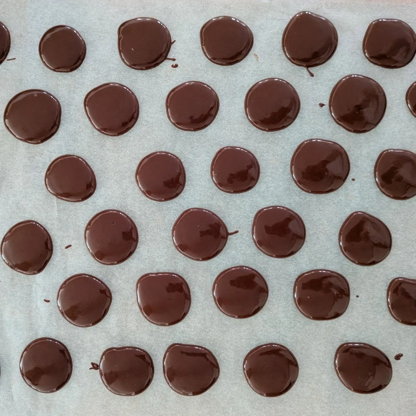 🍫 Grosse session de fabrication de mendiants r&eacute;cemment chez chocolilas !

Pour r&eacute;aliser mes mendiants, j&rsquo;utilise un distributeur de p&acirc;te &agrave; cr&ecirc;pes en inox. C&rsquo;est un outil tout simple, mais tr&egrave;s prat