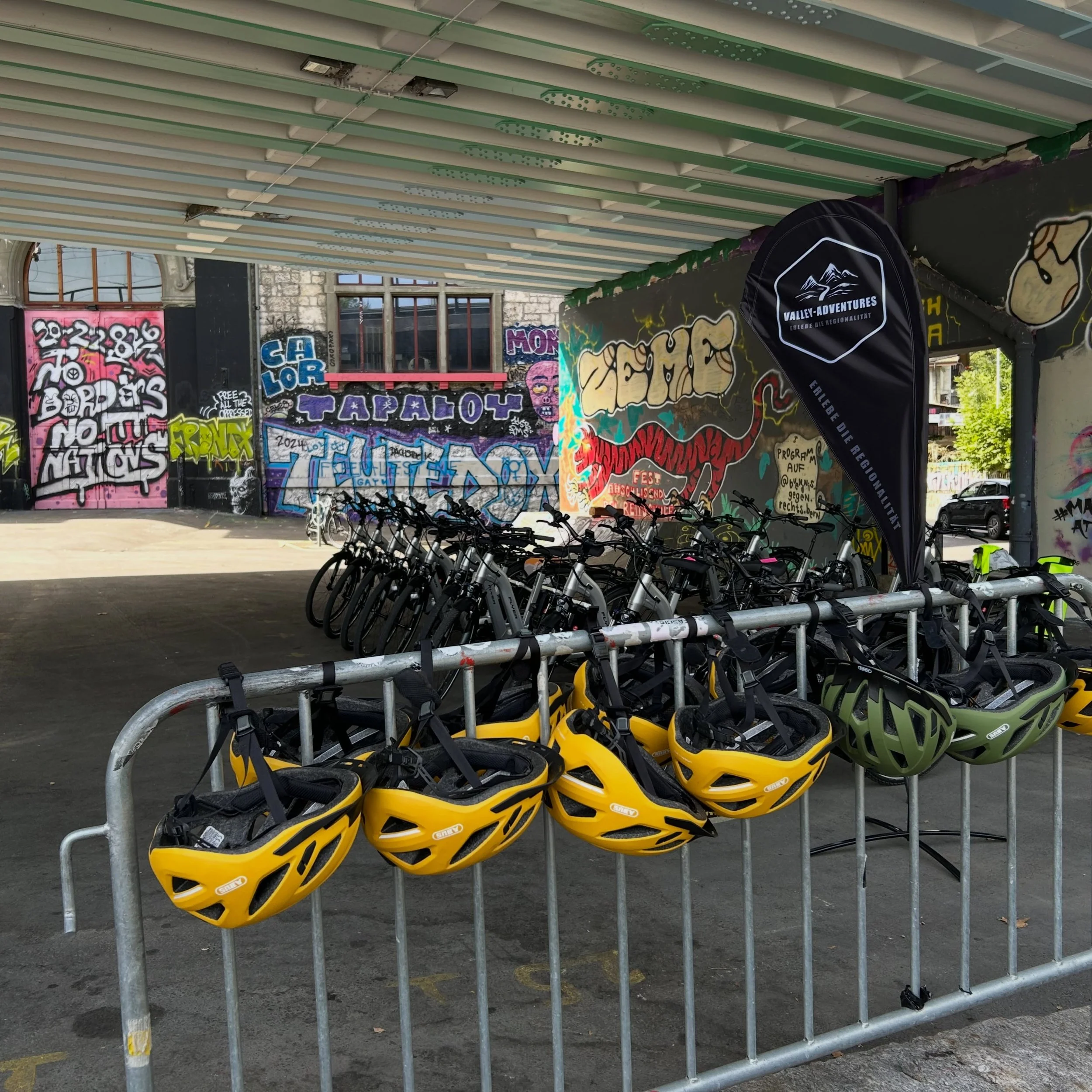 Wer sagt eigentlich, dass unsere E-Bike Touren nur immer im Emmental starten?🤭

Vergangenen Donnerstag war unser Ausgangspunkt mitten in der Stadt Bern beim @schweizerhof_be.
Von dort ging es raus aus der Stadt, Richtung Wohlen an der Aare entlang☀️