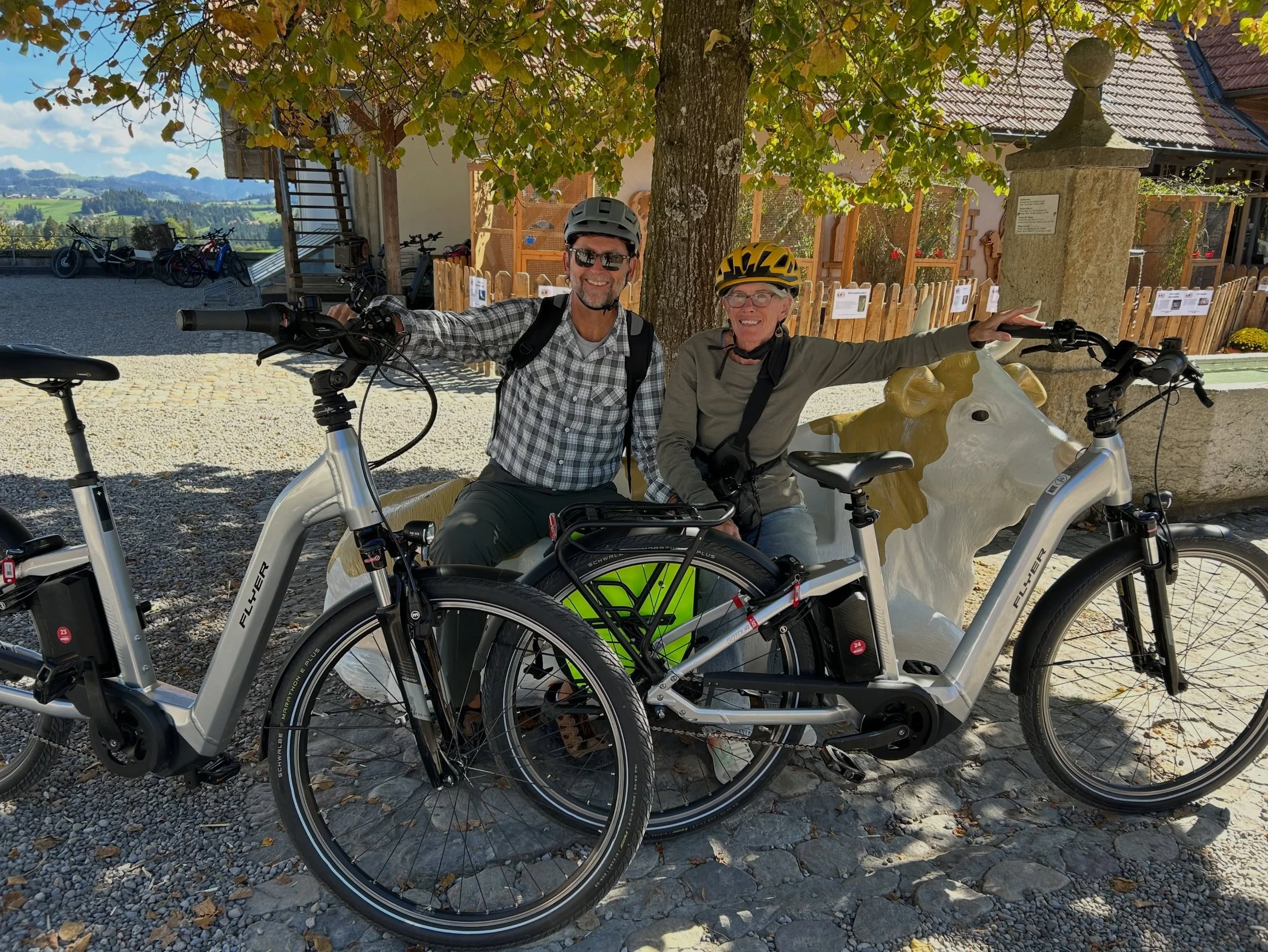 Auf den Spuren der Vorfahren durchs Emmental

Vor Kurzem durften wir zwei G&auml;ste aus den USA auf einer ganz besonderen E-Bike Erlebnistour begleiten.

Im Mittelpunkt stand ihre Familiengeschichte rund um Niklaus Leuenberger. Unterwegs besuchten w