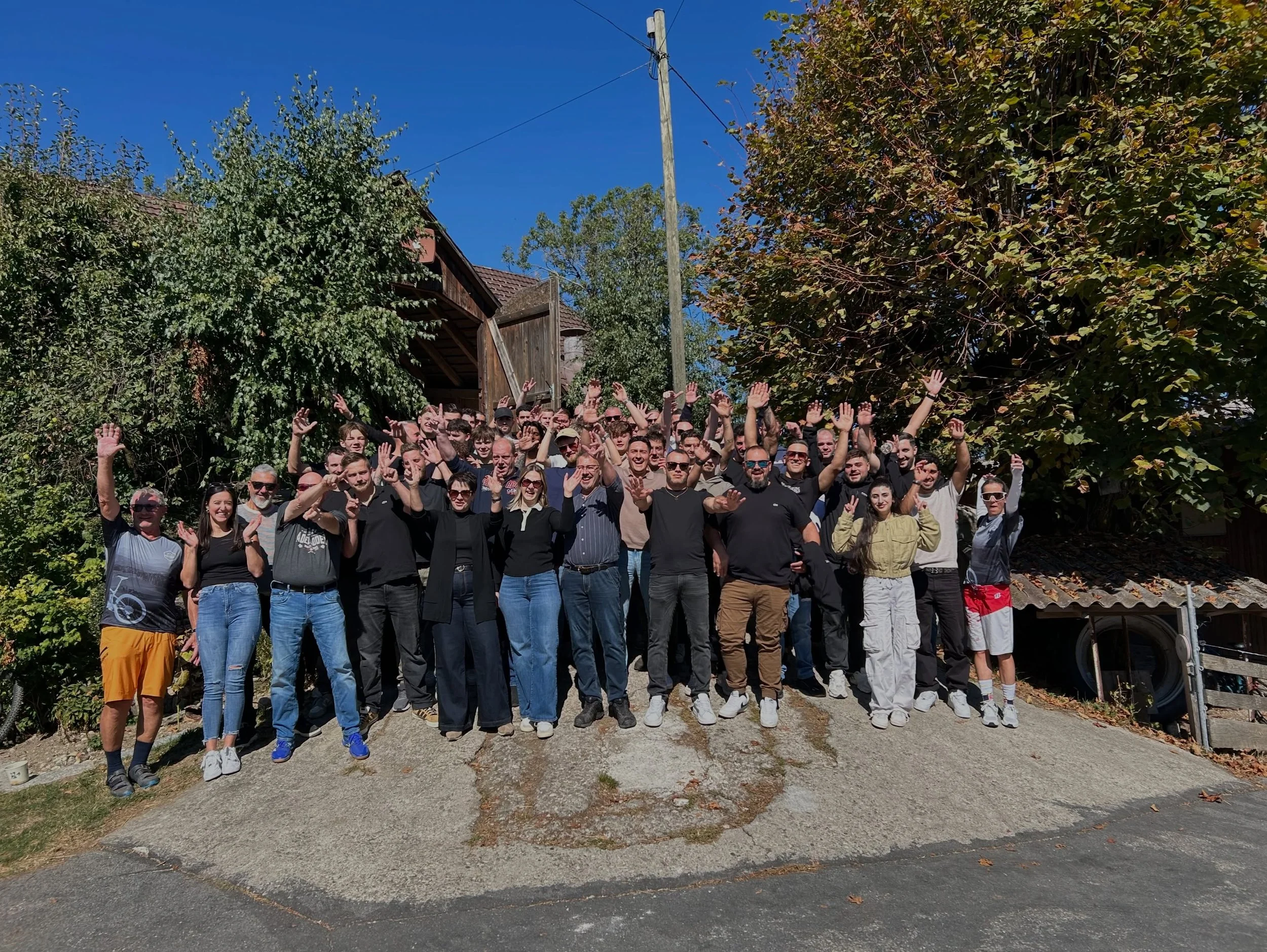 Mit E-Bike oder Ross und Wagen durchs Emmental☀️
Mit 60 Personen ging es &uuml;ber die Emmentaler H&uuml;gel und durch die Chr&auml;che nach Affoltern. Die einen mit unseren E-Bike City, die anderen gem&uuml;tlich mit Ross und Wagen. Ein leckeres Cat