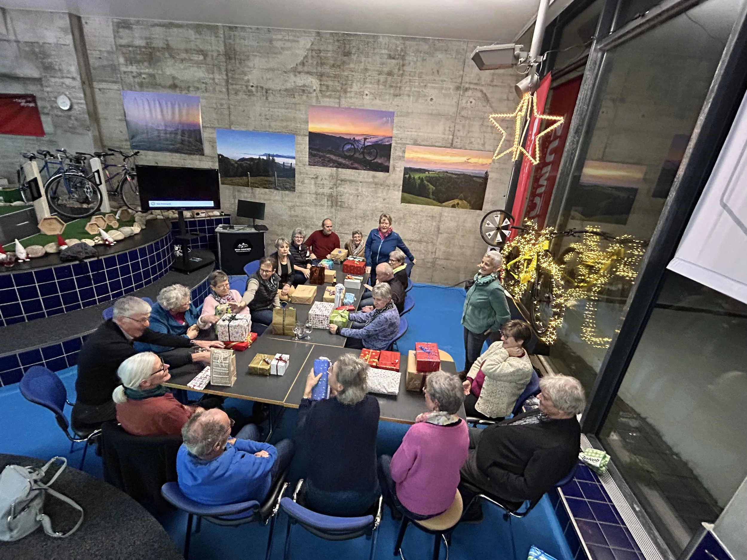 Die Tennis Gruppe aus Sumiswald in geselliger Runde