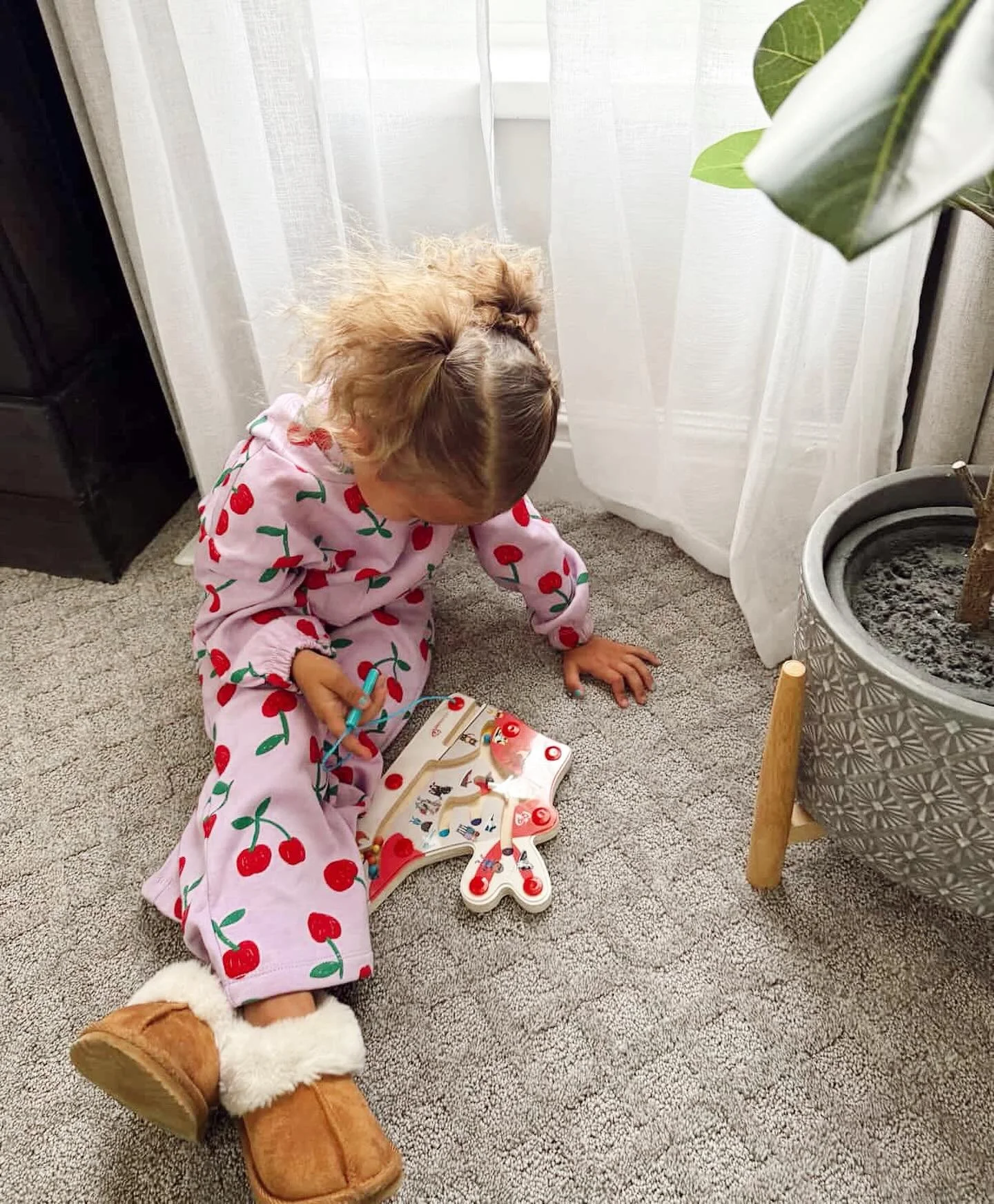 So much cuteness! ❄️ Cozy vibes, curious minds, and Busy Board fun, the ultimate snow-day trio! @kstetttt 

#upbounders #play #montessori #montessoriplay