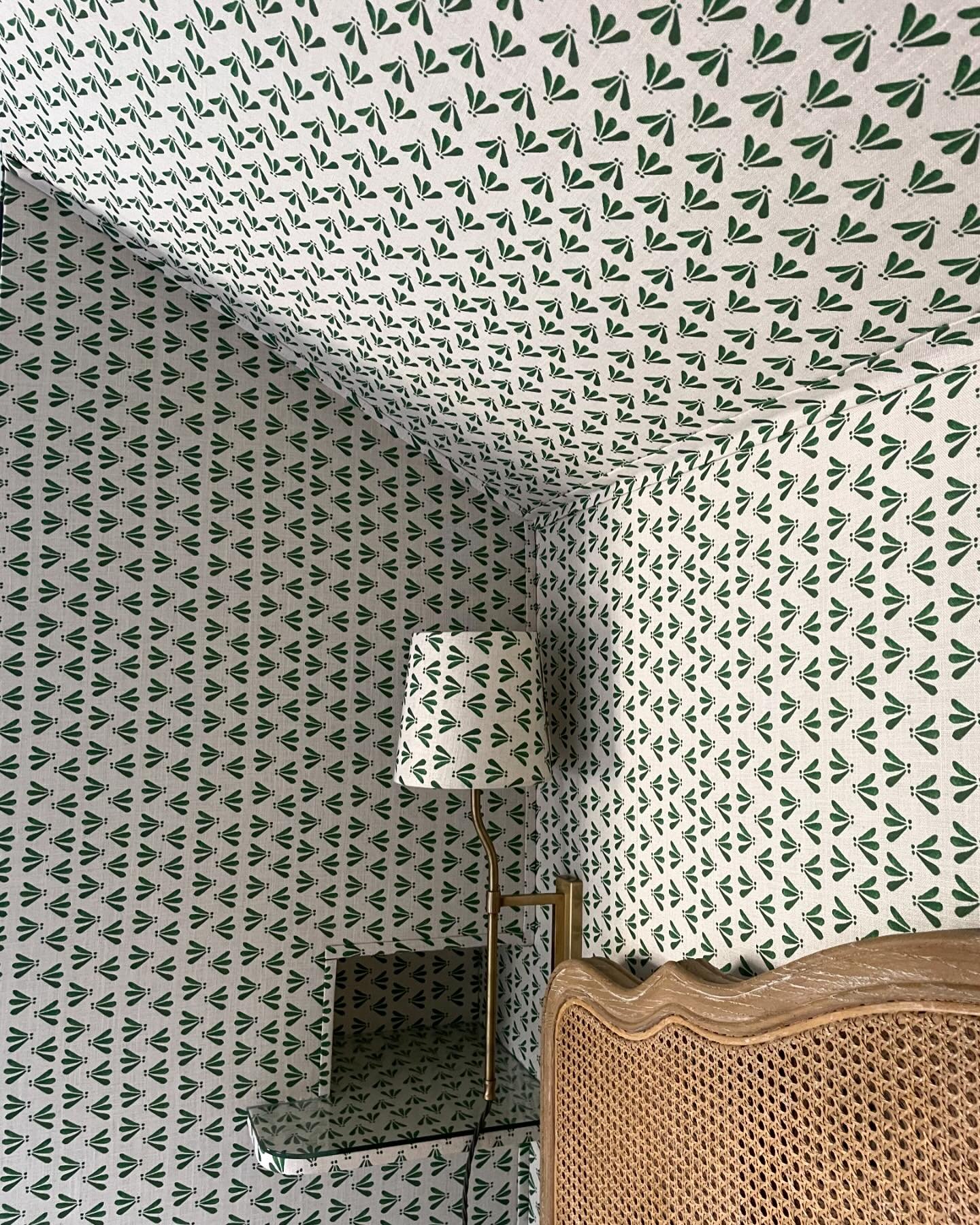 🌱 Fabric walling is a great way to cosy-up a room and define a space. 

🌱Wild Garlic fabric @bethie_tricks_textiles 
💡Lampshades covered by @needlenailatthefarmhouse 
Fabric walling @coachhouseupholstery

💡Wall lamps @pookylights 
🛏️ Sienna bed 