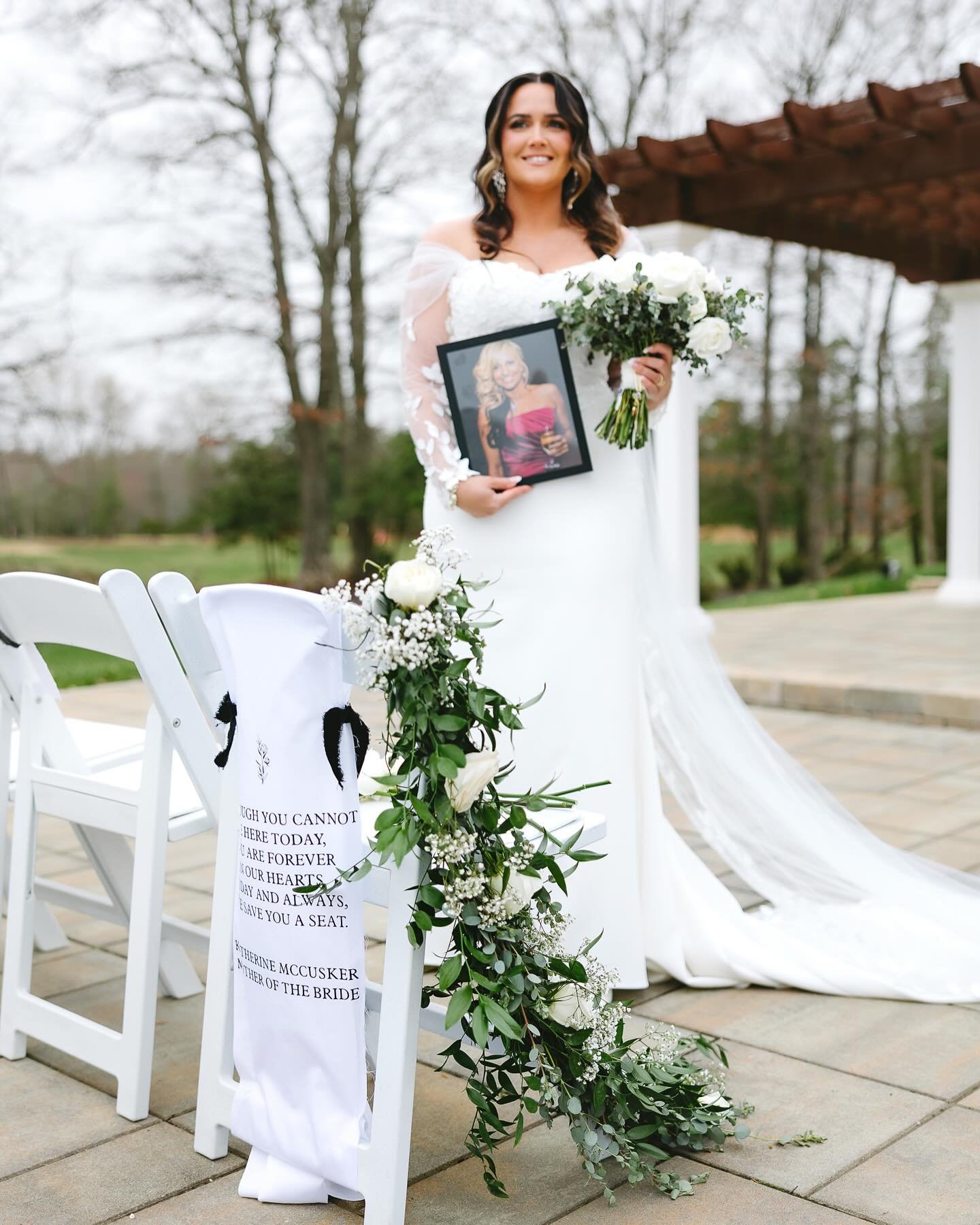 𝓐 𝓶𝓸𝓽𝓱𝓮𝓻’𝓼 𝓵𝓸𝓿𝓮 𝓷𝓮𝓿𝓮𝓻 𝓵𝓮𝓪𝓿𝓮𝓼 𝔂𝓸𝓾𝓻 𝓼𝓲𝓭𝓮🤍
Such a beautiful way to honor a loved one who’s no longer here. Though they may be gone, their presence is felt in the most meaningful ways 🤍
Venue: @runningdeergo