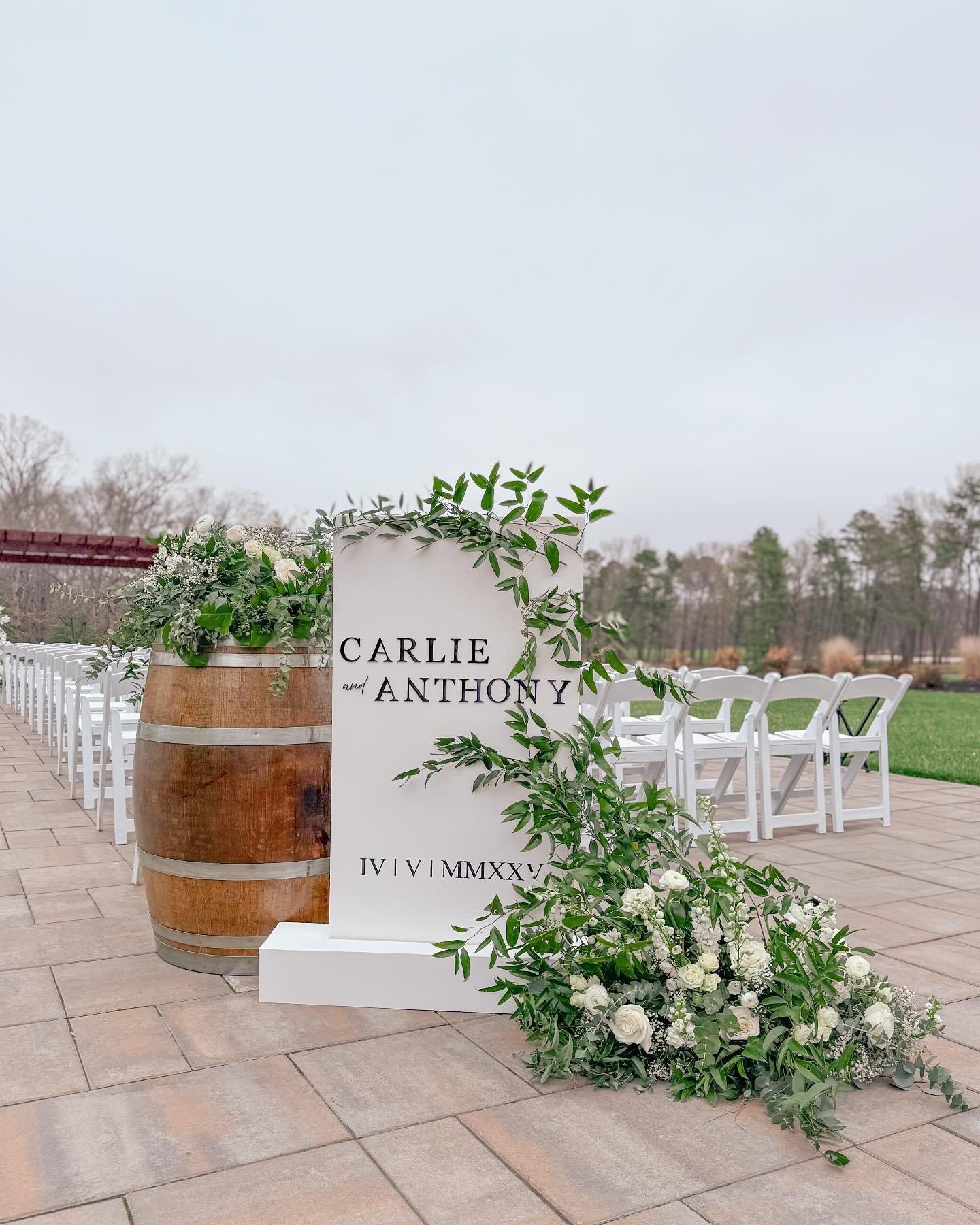 Simple & elegant 🤩
Venue: @runningdeergolfclub
Florist: @gemella_fiori_designs
#njweddings #eventstyling #eventstylist #weddingdesigner #weddingdecorators #2025bride #phillywedding #phillyweddings #weddingsign #weddingsignage #runningdeerwed