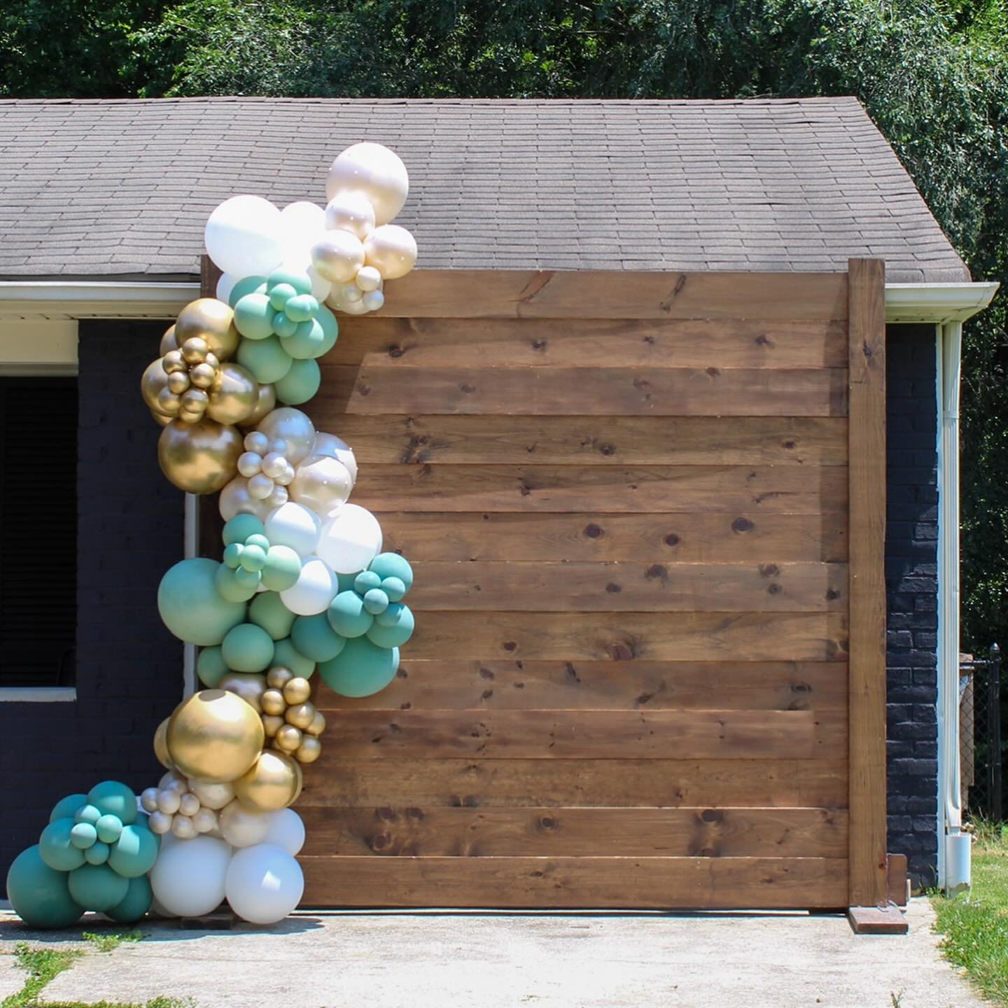 Steady keeping your grad parties 𝓛𝓪𝓿𝓲𝓼𝓱 🎓✨
#eventstylist #eventstyling #njevents #southjerseyevents #eventdecor #eventdesign #tuftexballoons #balloonstylist #tuftexballoons #balloongarlands #balloonbackdrop #rusticbackdrop #gradparty #graduat