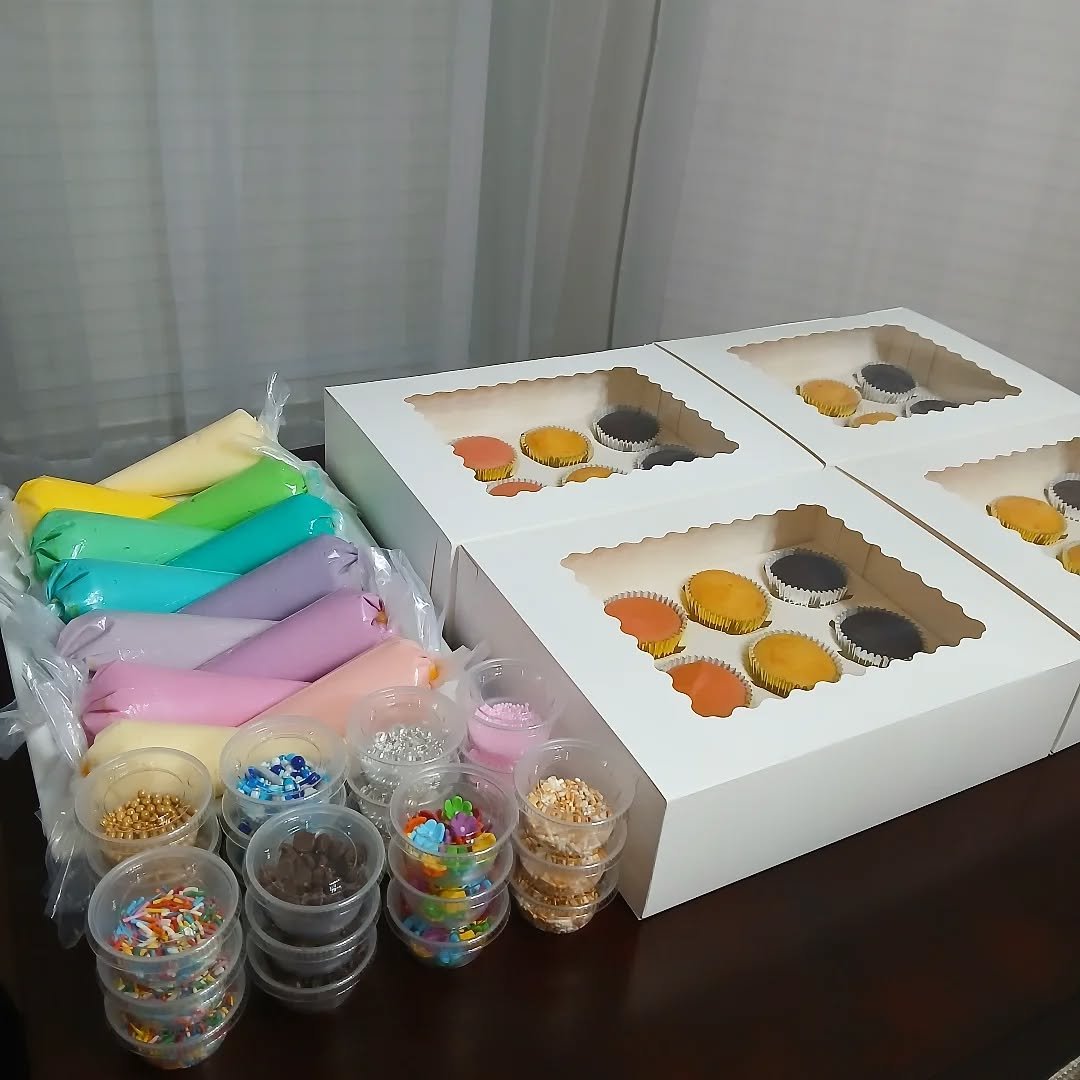 🧁 CUPCAKE PARTY KIT 🥳
Looking for a fun, hands on activity that doubles as a dessert? Skip the big cake and go for a DIY cupcake kit!
The activity kit pictured here included 4 dozen cupcakes:
🍫 Chocolate
🧁 Vanilla
🍓 Strawberry
🍋 Lemon
We als