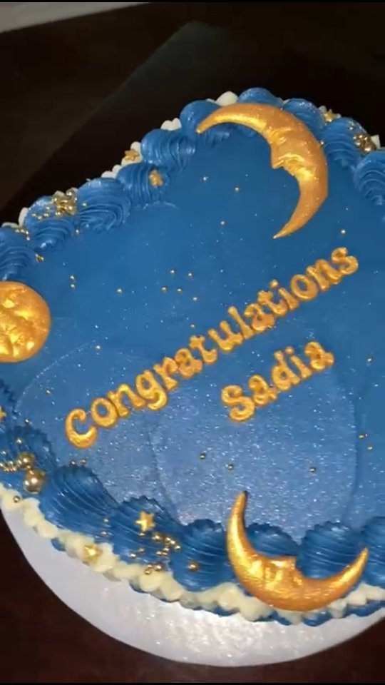 🌜🌝 ✨️
This dreamy heart shaped cake has it all - vintage piping, edible gold sparkles, star shaped sprinkles, gold pearl sprinkles, and fondant decorations with a shimmery finish.
This one is our 9" heart cake, perfect for larger gatherings!