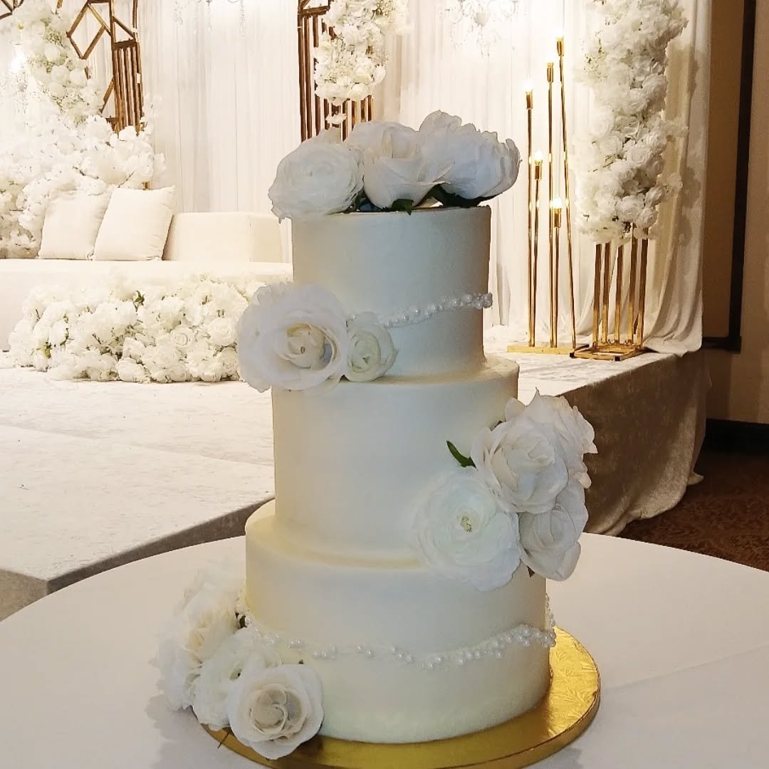 All white wedding cake 🤍
This 3 tier cake features a fault line design with pearl sprinkle border on the top and bottom tiers with soft white florals.
I love this design so much because it's clean, elegant, and perfectly romantic 🤍
Venue: Cryst