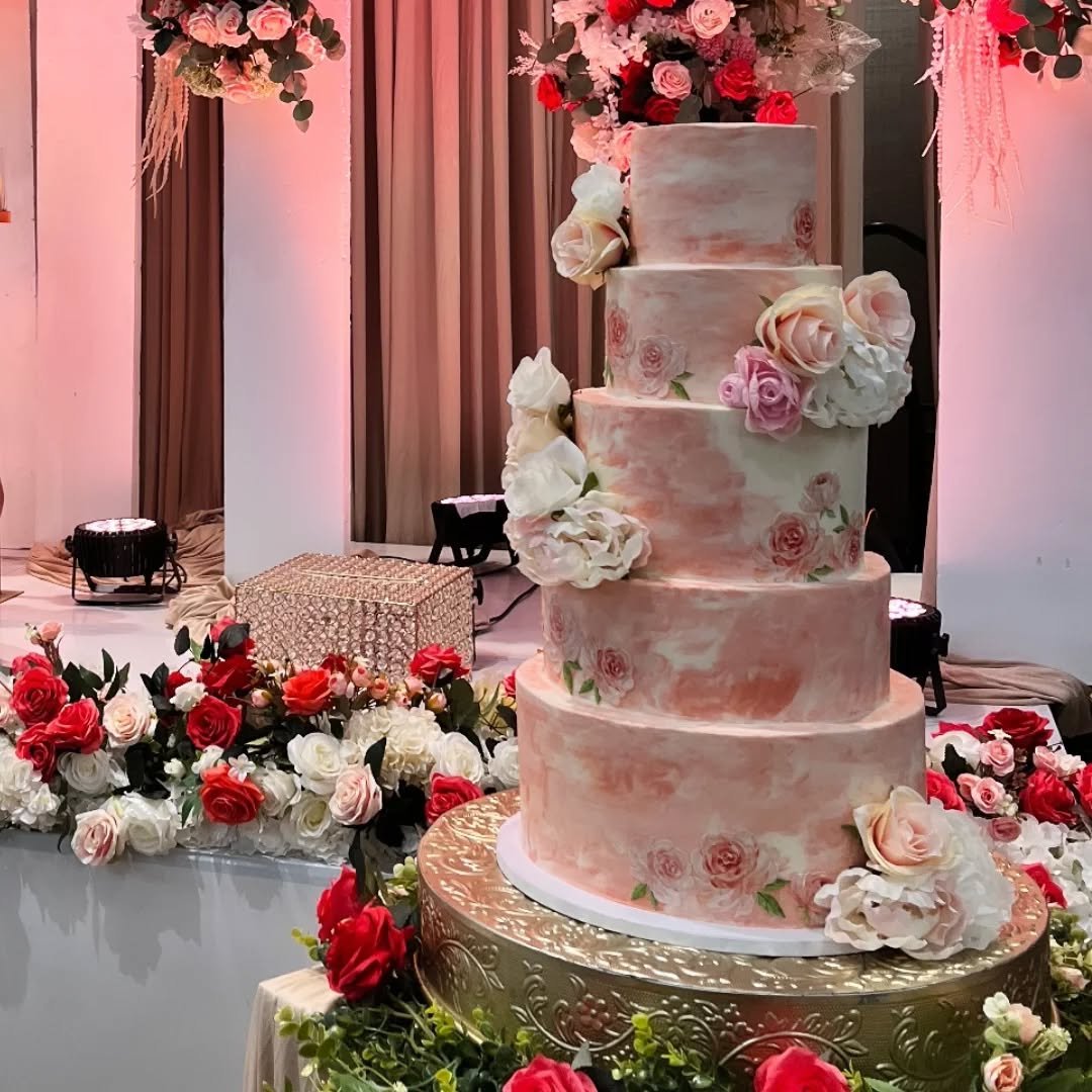 Pink and white watercolor wedding cake with 5 tiers of rasmalai tres leches cake with whipped vanilla custard filling and vanilla buttercream frosting 🤍
This large cake has 200+ servings! The bottom tier alone has as much cake as the top 3 tiers c