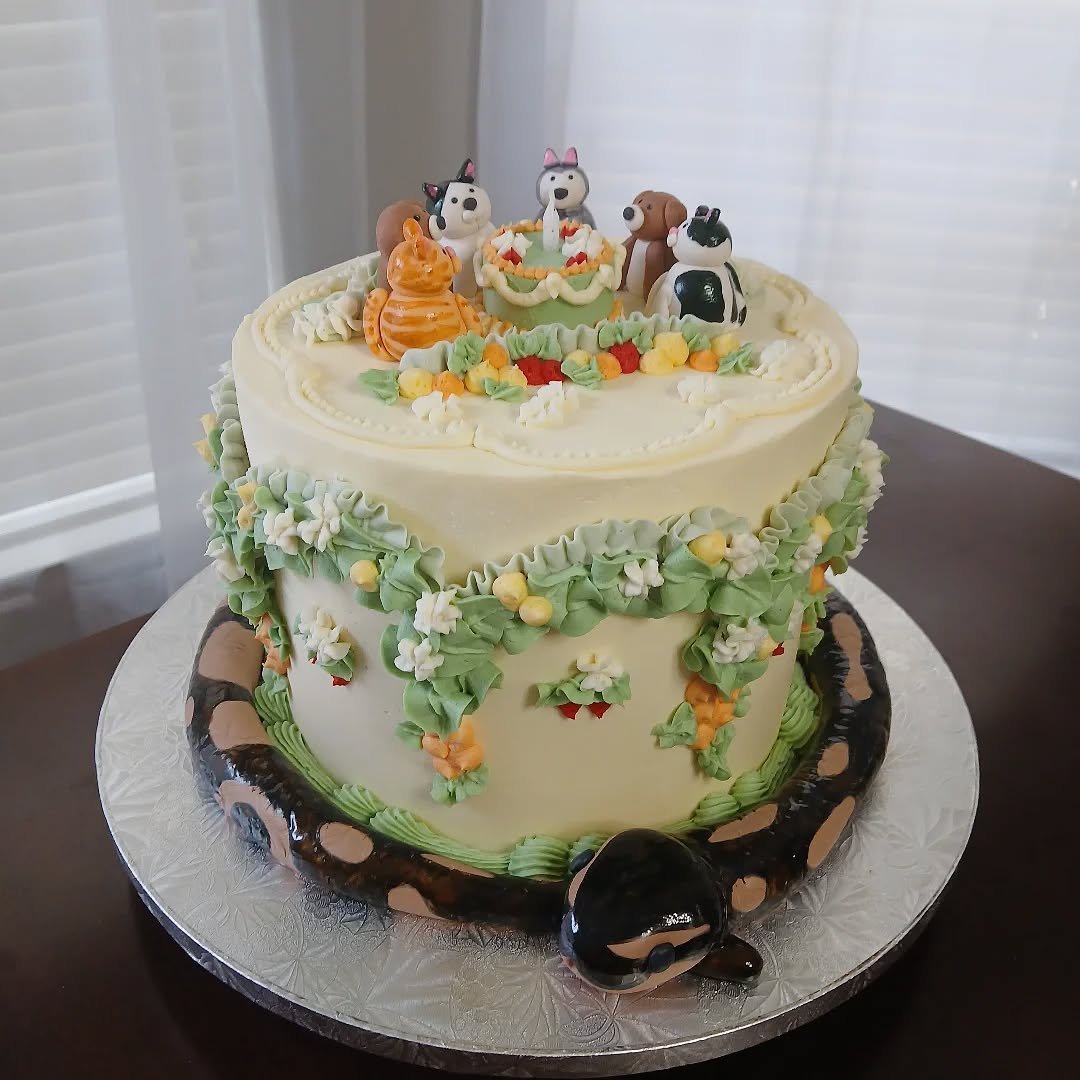 🍋 🍊 🍓 🌼
This cake was an actual dream to put together! This request came from a repeat client who has big ideas and always trusts me to make it happen 🥺🤍
The base design of the cake features a cottage/garden style heavy piping with ribbon, la