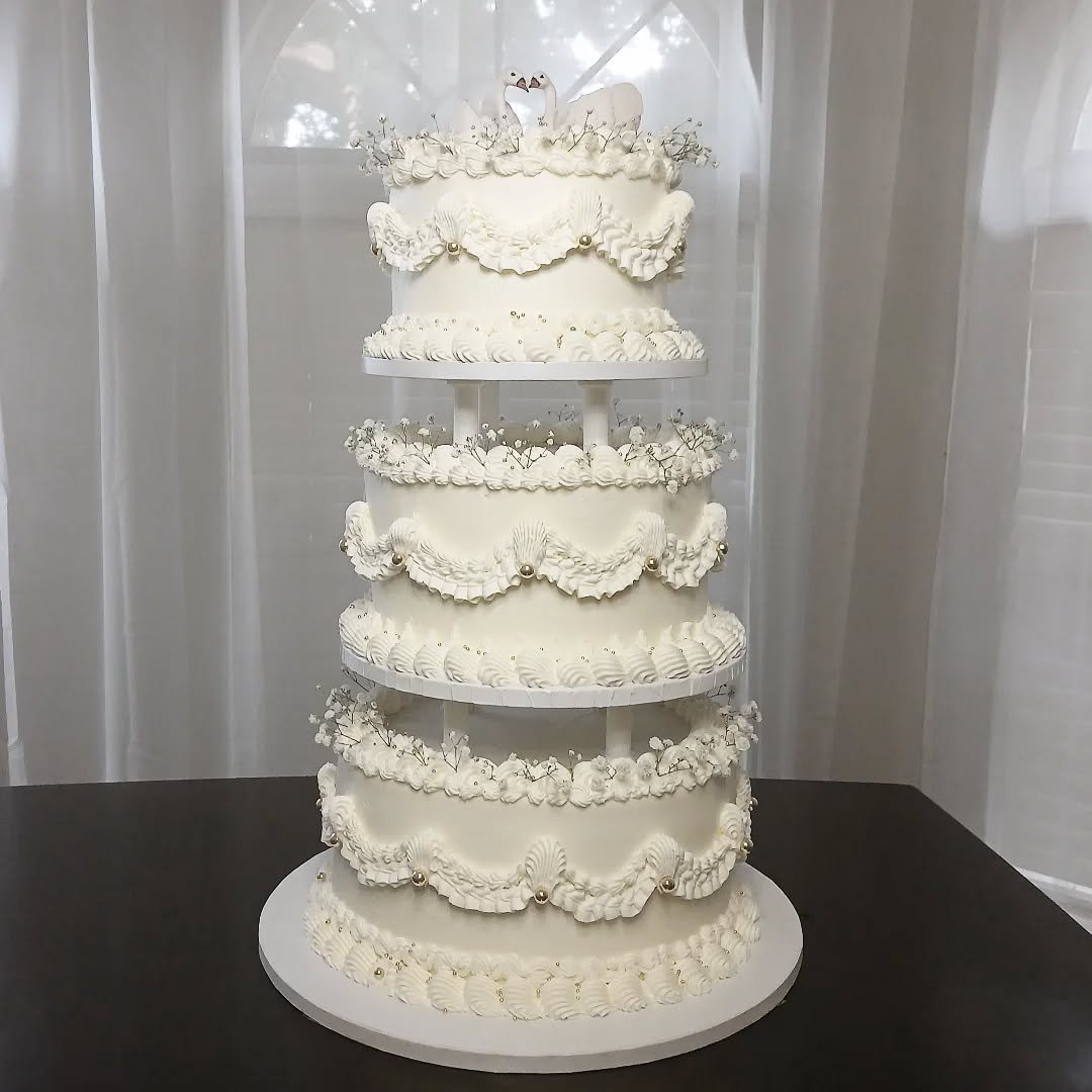 I almost didn't post this wedding cake.
This beautiful 3 tier cake with 3D printed roman pillars, gold pearl sprinkles, vintage piping, and baby's breath flowers is one of my favorite cakes I've EVER made, for one of the kindest brides I've ever met