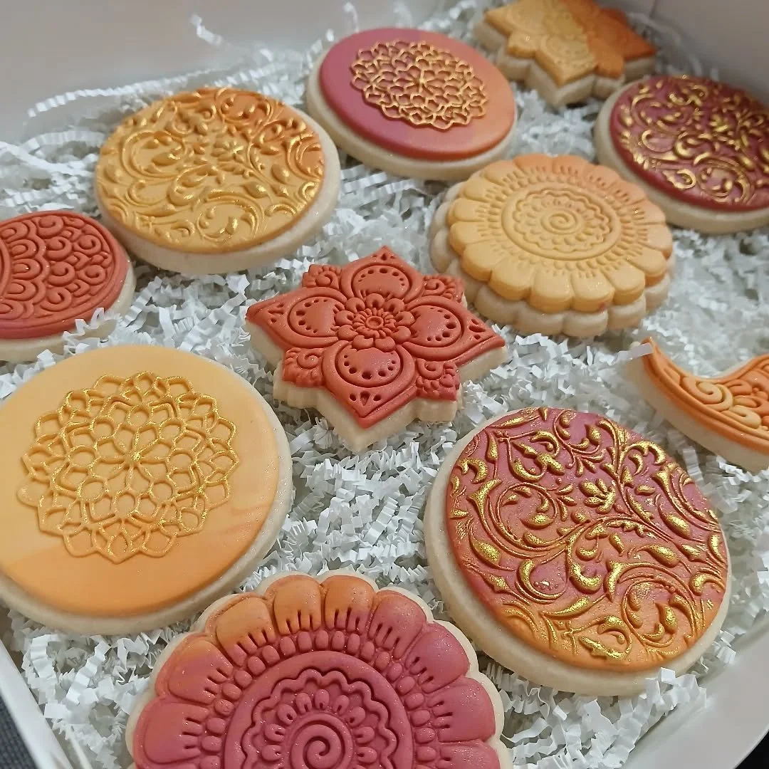 A closer look at the mehndi cookies from last weekend! ❤️🧡💛
All designs are custom made in house! Some of these cookies have an edible gold glitter spray finish, and others feature gold luster dust painted accents ✨️
Colors can be fully customize
