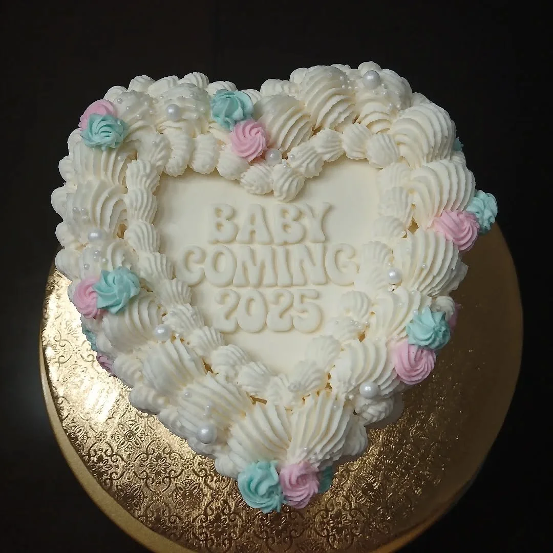 Another gender reveal cake!
This is a 6" heart cake with 3 layers of cake, which has about 15 servings and is the perfect size for an intimate gender reveal!
This cake features white monochromatic vintage piping, tiny baby blue and soft pink r