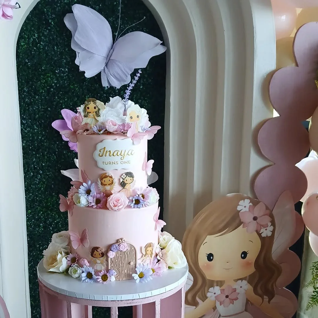 Magical fairy garden 🧚‍♀️🌸
Happy 1st birthday, sweet Inaya! 🩷
I absolutely loved creating the cake and treat table spread for this event! I'll share some more close ups of the dessert table later this week!
This cake was 2 tiers, 6" an