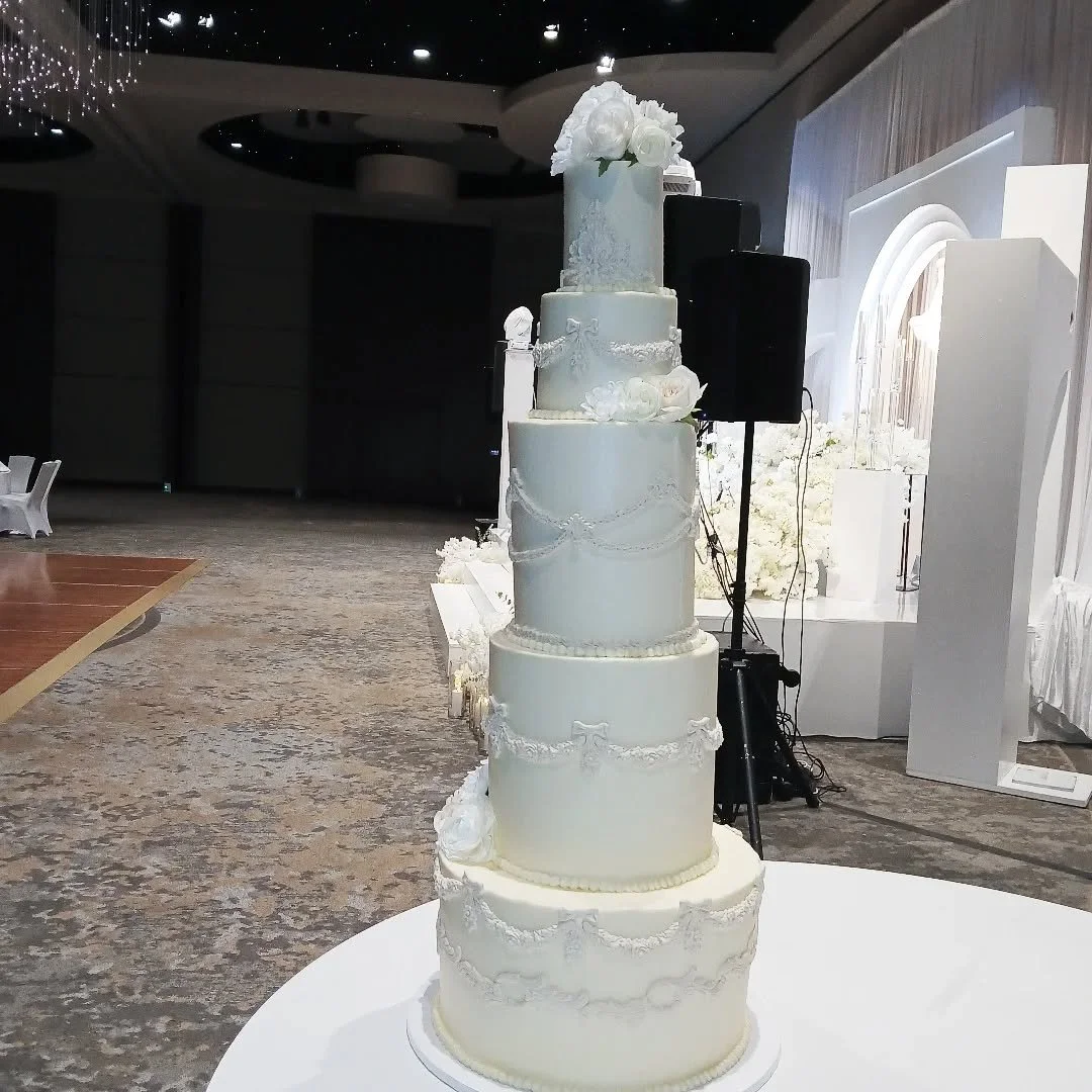 🤍💍

5 tiers of all white elegance - a real show stopper!

This is our tallest cake to date, over 4 feet tall in total! I needed to bring a step ladder just to assemble it 😅 

This cake has flavors of red velvet, cream cheese, marbled chocolate and