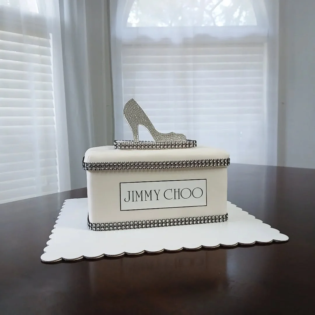 💎👠

This Jimmy Choo shoe box with blinged out heels was a treat to make!

With almond cake, chocolate ganache filling, vanilla buttercream frosting, and a fondant exterior, this cake has the perfect blend of rich flavors 😋 

The design also featur
