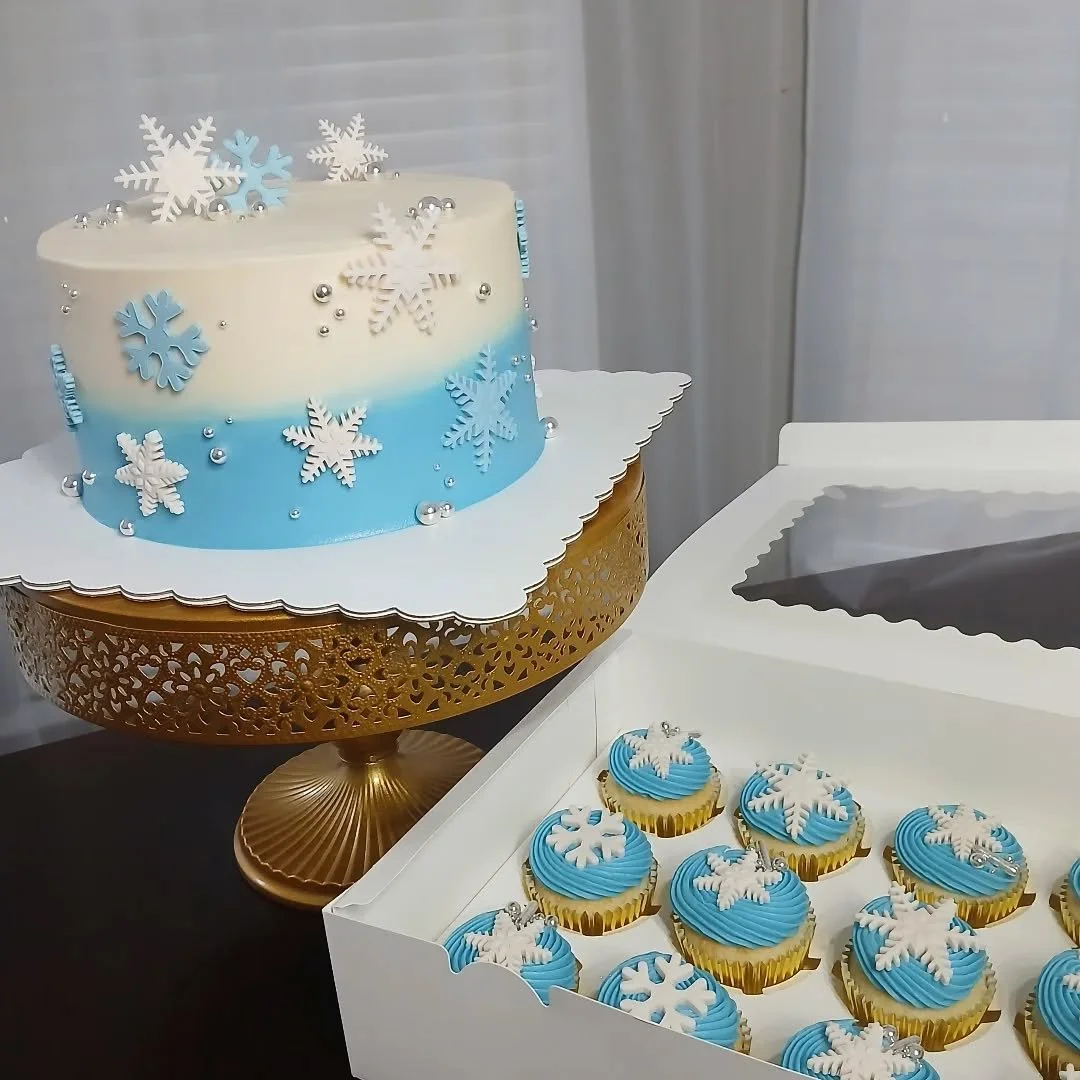 🌨❄️🤍 baby shower set!

This set included an 8&quot; cake and cupcakes, vanilla with mixed berry filling 🍓 

The cake design featured a blue and ivory ombre with white and light blue fondant snowflakes and shiny silver pearl sprinkles ❄️

The cupca