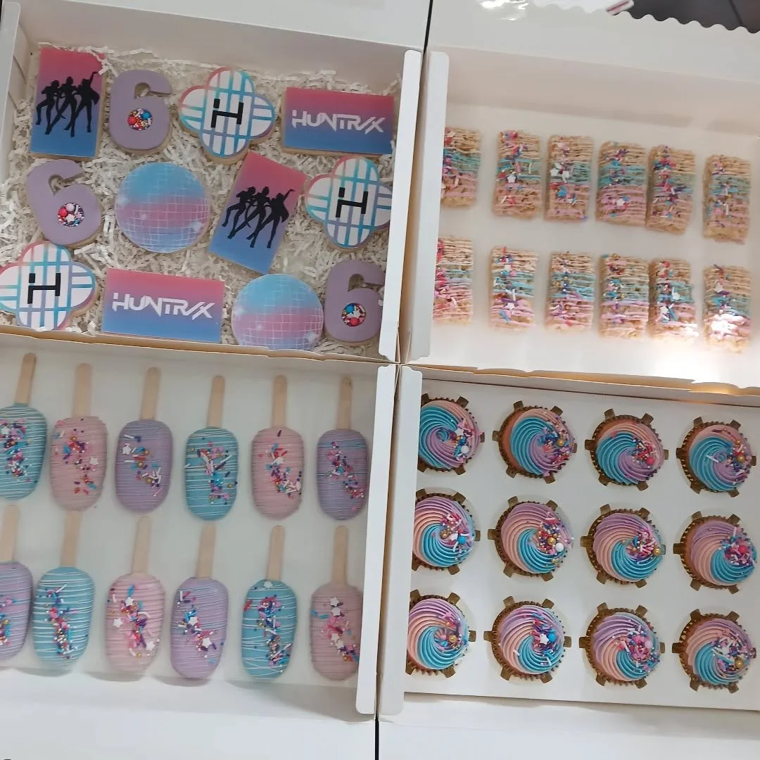 K Pop Demon Hunters Treat Set 🎤✨️💠

This treat set included 2 dozen custom cookies, 1 dozen chocolate cakesicles, 1 dozen strawberry cupcakes, and 1 dozen chocolate covered rice crispy treats 😋 

The color palette featured shades of pink, purple, 