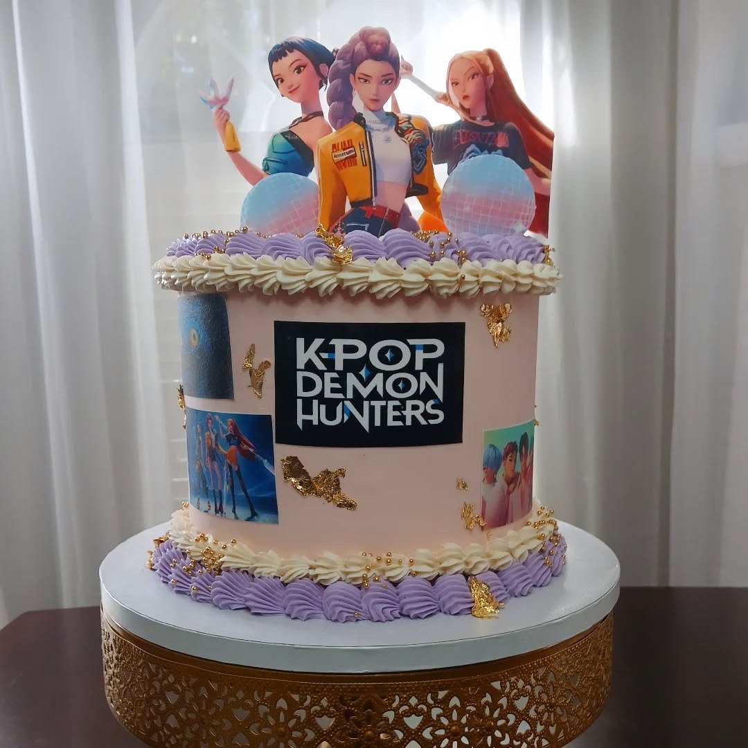 K Pop Cake 💠💜🎤✨️

This cake and treat set was all in on the hit show, K Pop Demon Hunters!

This is an 8" cake with 3 layers of pink strawberry cake and vanilla buttercream frosting 😋

On the outside of the cake, we have edible images of sce