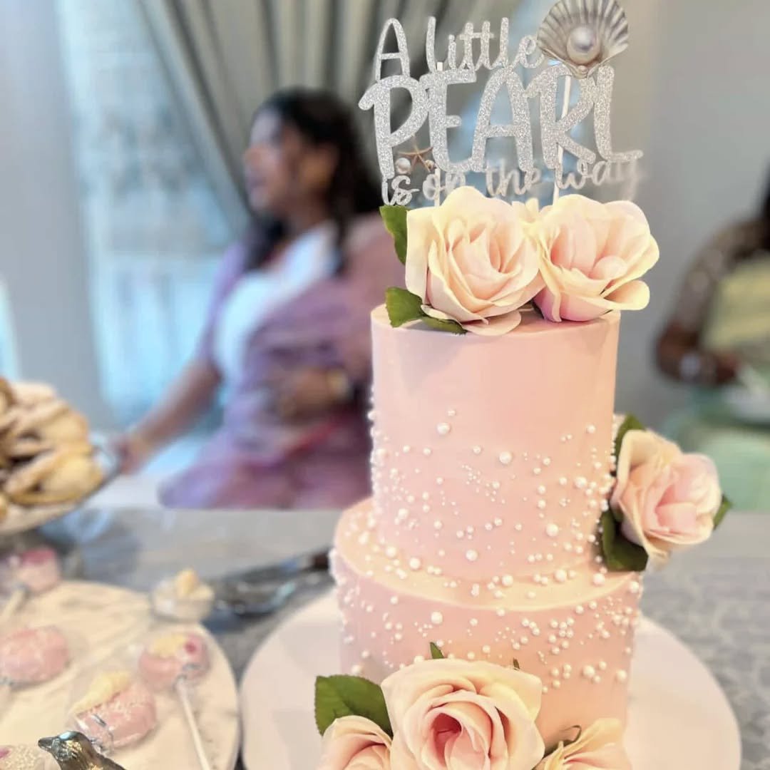 A little pearl is on the way 🦪🍼👶

This baby shower cake had 6" and 8" tiers with soft pink buttercream frosting, blush roses, and white pearl sprinkles throughout 🤍

The order also included cakesicles in white with coordinating pearl sp
