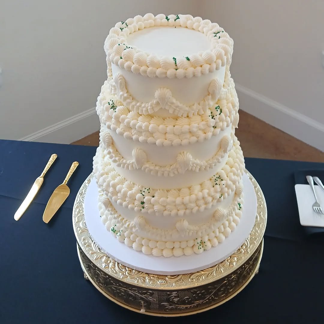 Congratulations Jill &amp; Tanner! 💍🤍🌿

It was an honor to make this 3 tier vintage piped wedding cake for the special couple 🥰

Their wedding colors were white and emerald green, so the bride requested a monochrome white piped design with subtle