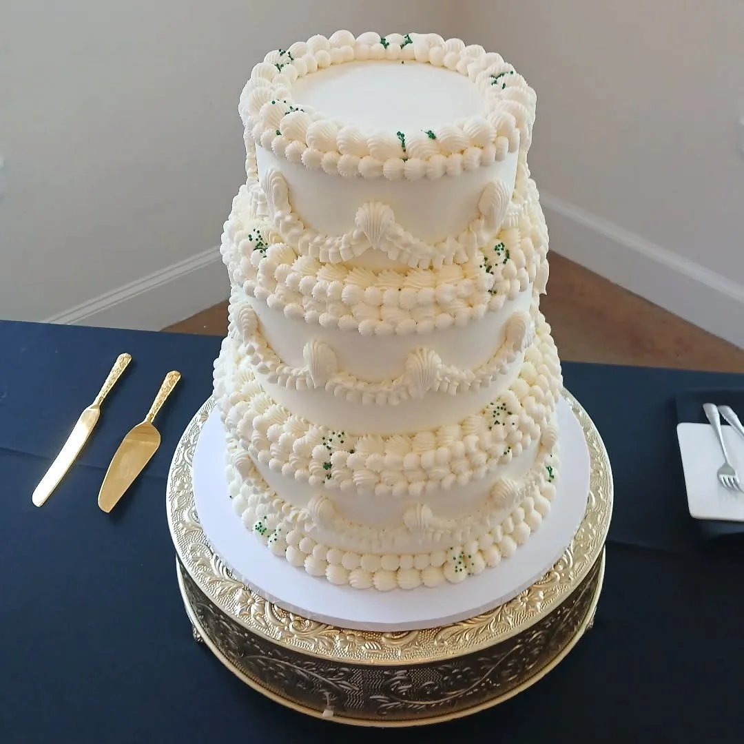 Congratulations Jill &amp; Tanner! 💍🤍🌿

It was an honor to make this 3 tier vintage piped wedding cake for the special couple 🥰

Their wedding colors were white and emerald green, so the bride requested a monochrome white piped design with subtle